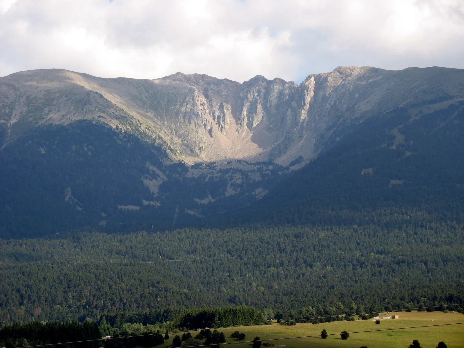 Photo showing: Glacial cirque of Cambre d'Aze. Eastern Pyrenees, France