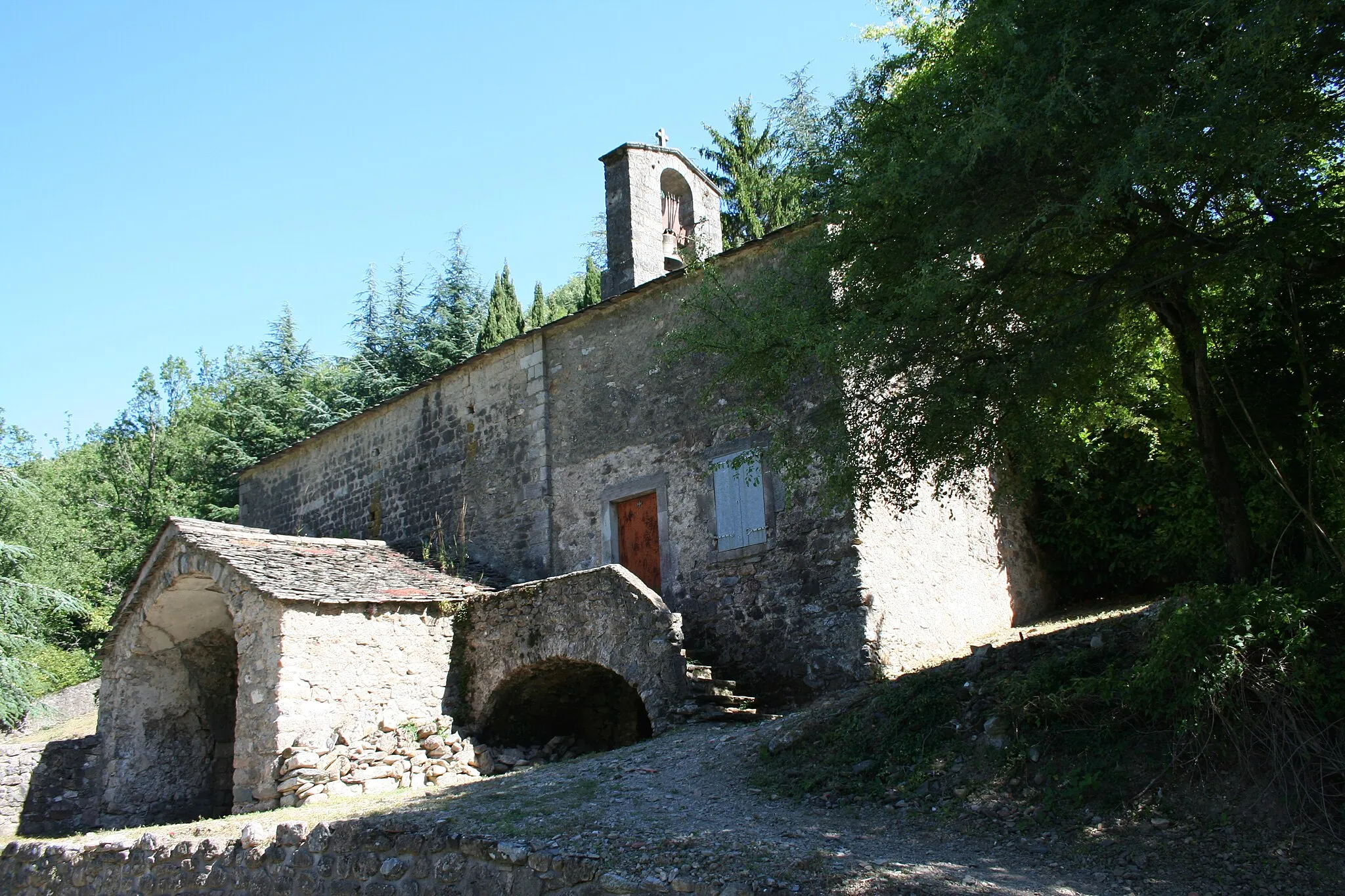 Photo showing: Avène (Hérault) - Entrée de l'église romane Saint-André de Rieussec.