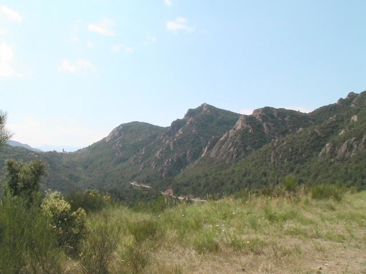 Photo showing: Versant espagnole des Pyrénées près de la frontière hispanico-française. Au fond à gauche, Coustouges. Photo prise depuis le hameau de Tapis, Commune de Maçanet de Cabrenys, Province de Gérone, Espagne.