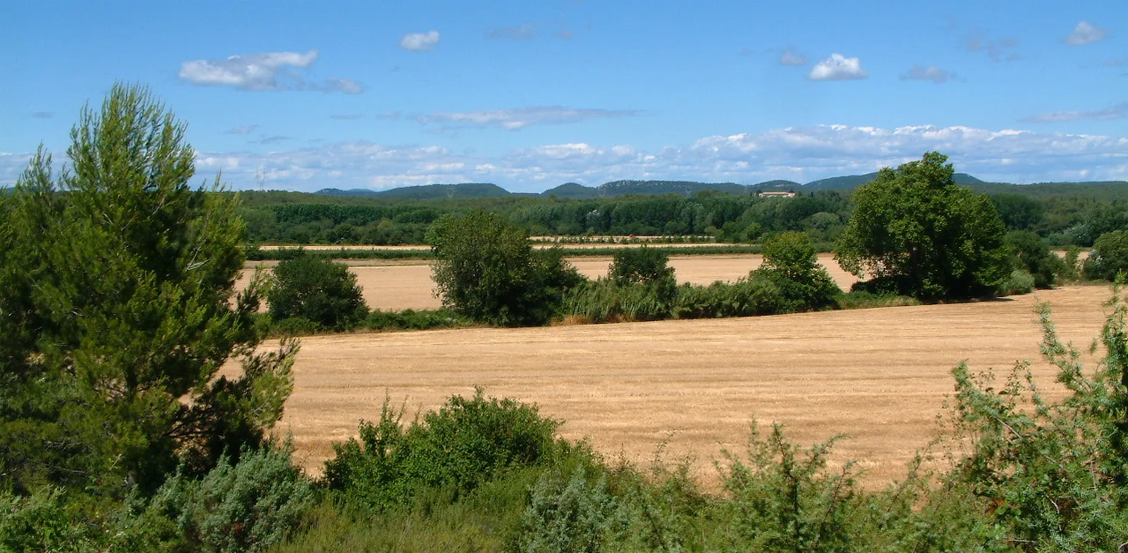 Photo showing: Panorama sur la plaine agricole de la haute vallée du Lez et le château de Restinclière, depuis la piste cyclable