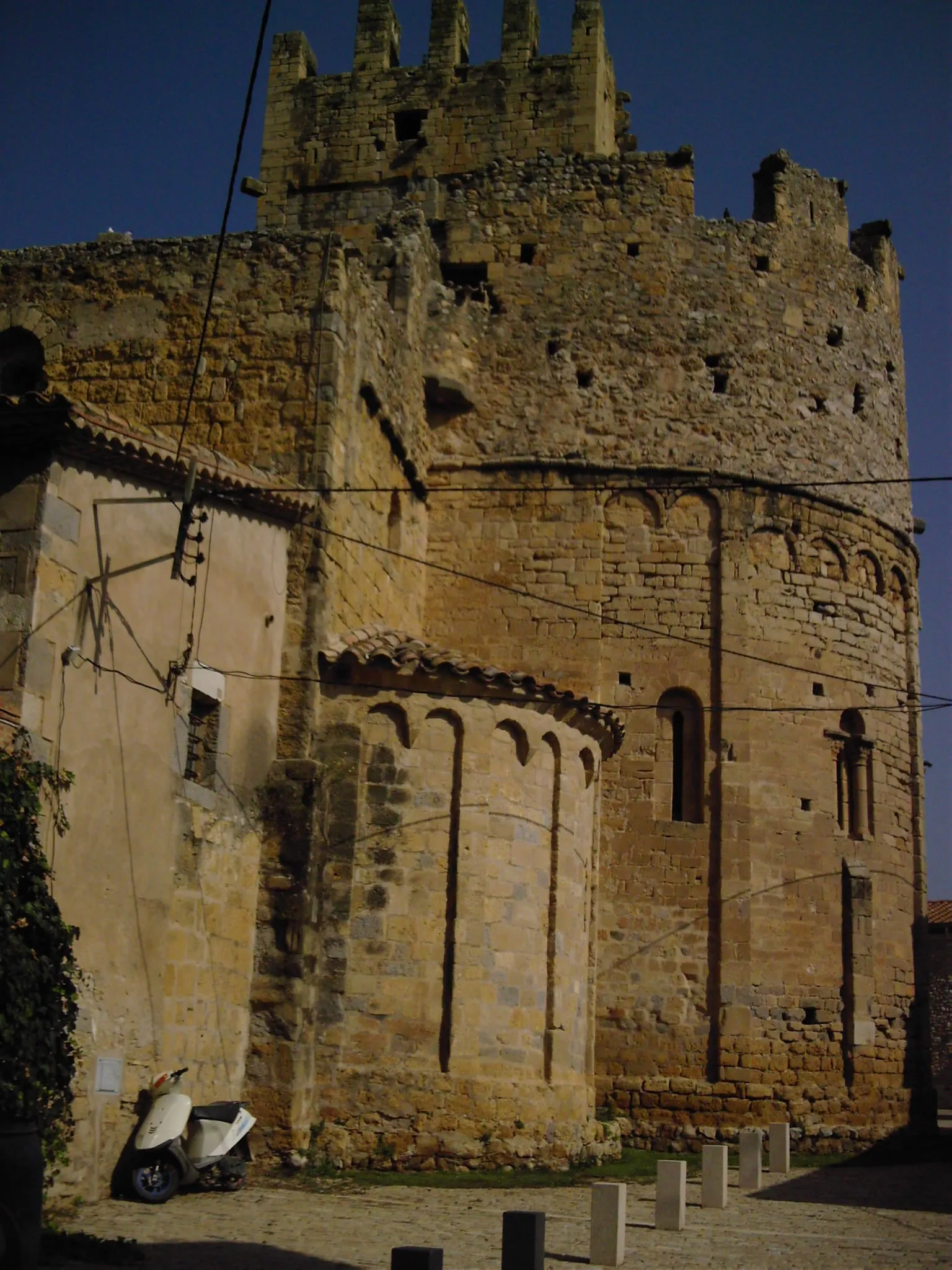 Photo showing: Església de Sant Miquel de Fluvià (Alt Empordà)