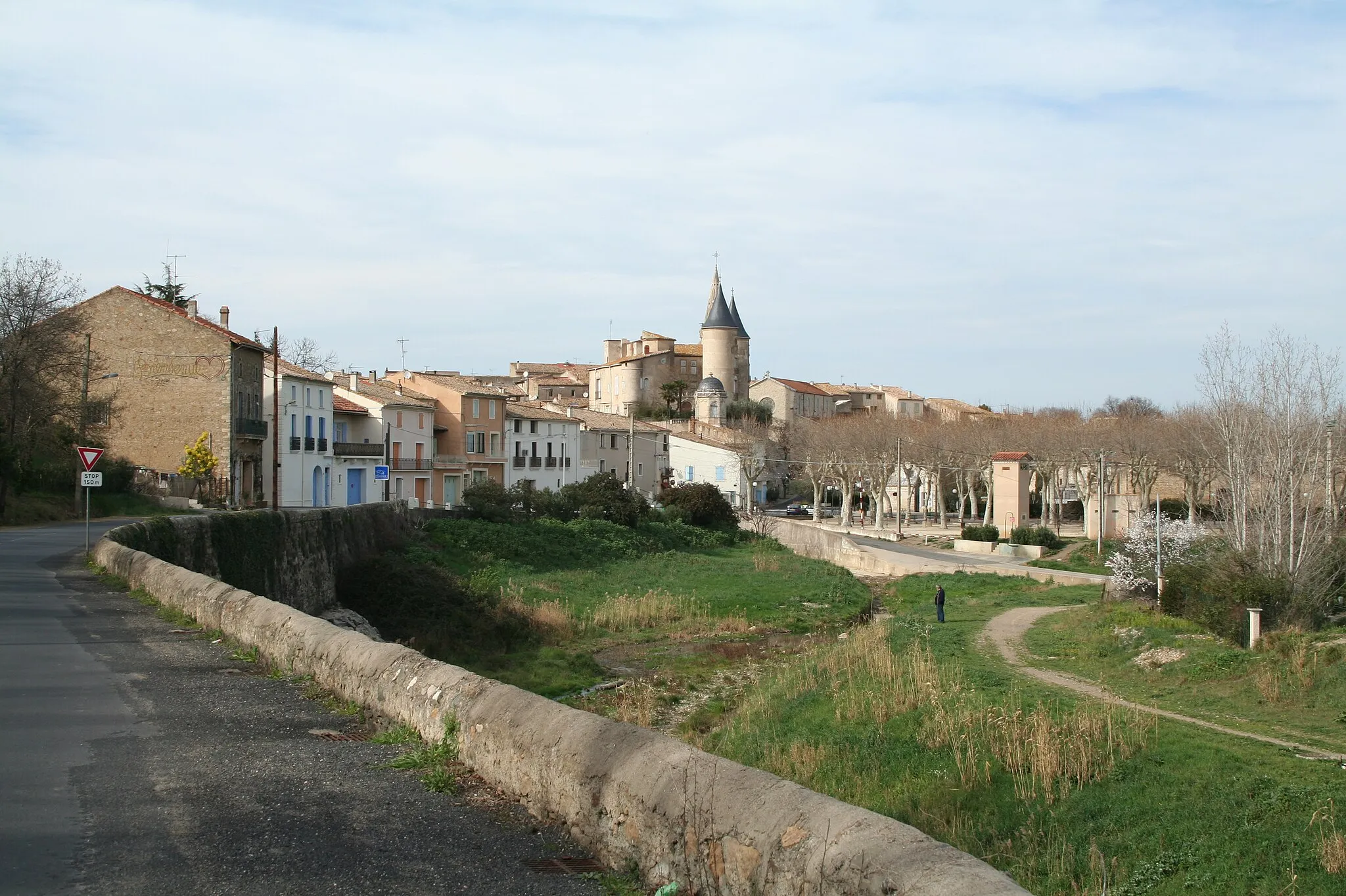 Photo showing: Pouzolles (Hérault) - vue générale.