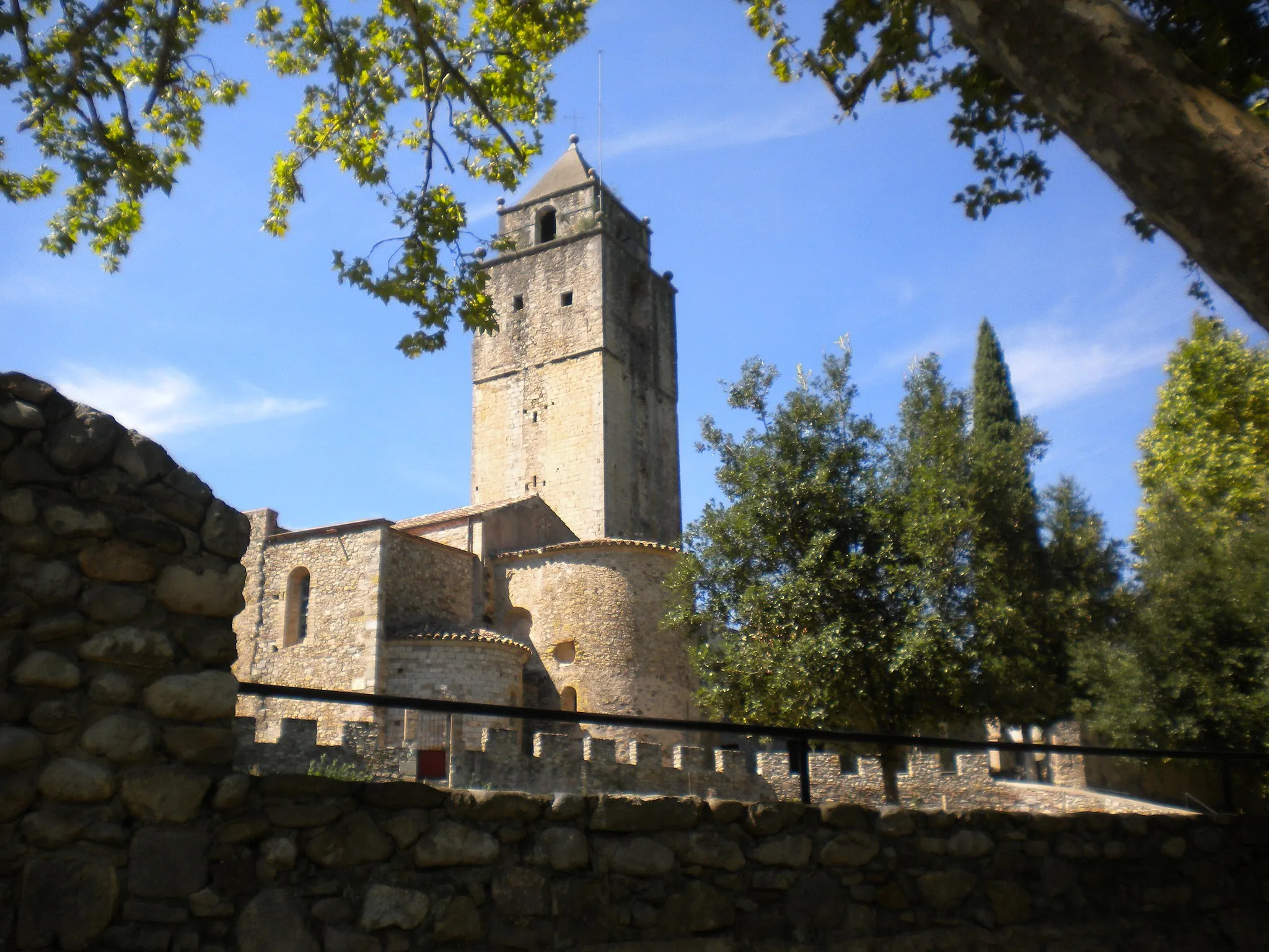 Photo showing: Església romànica de Sant Llorenç, al nucli de Sant Llorenç de la Muga (Alt Empordà).