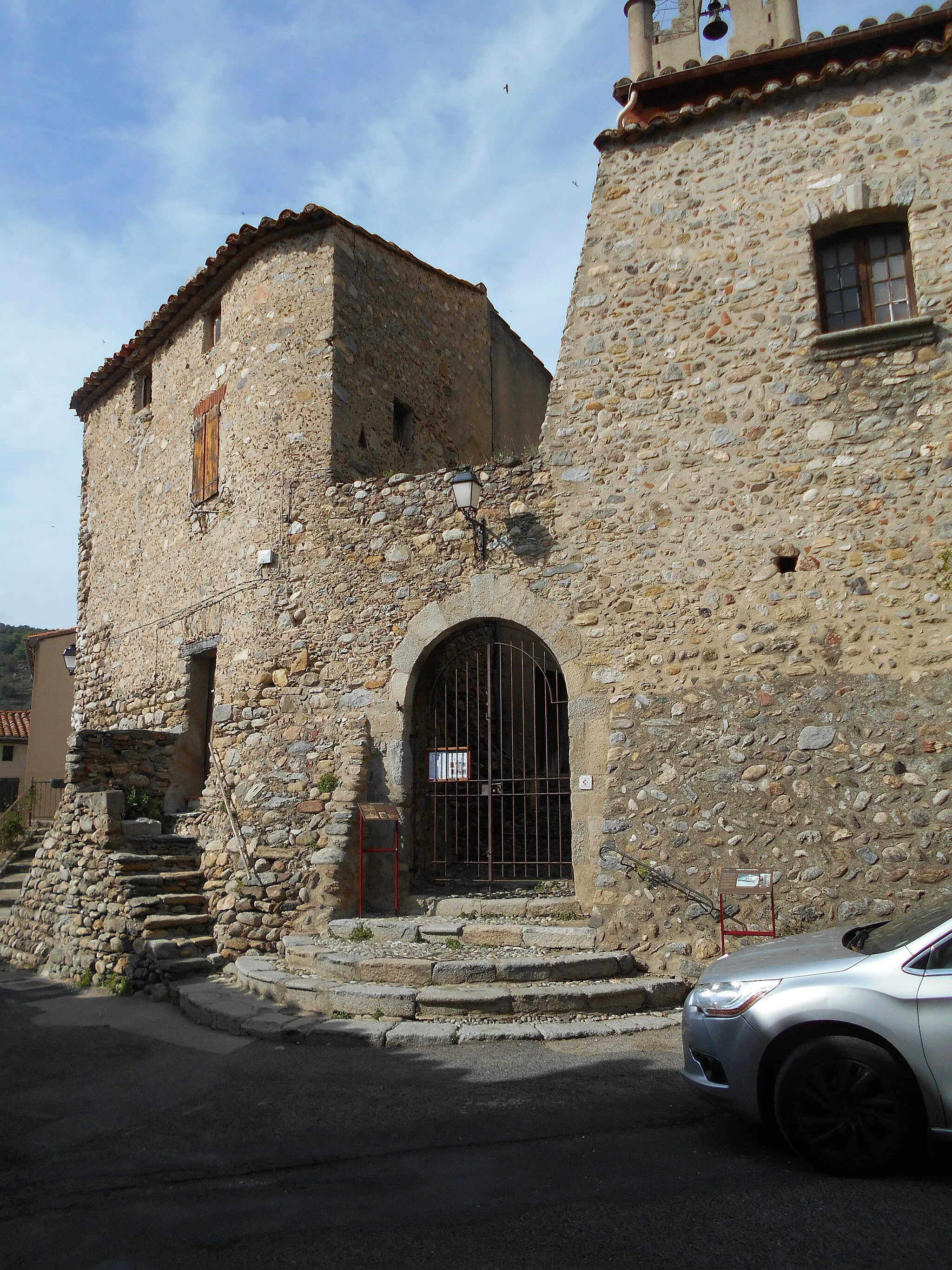 Photo showing: Muralla i porta de la cellera de Marqueixanes