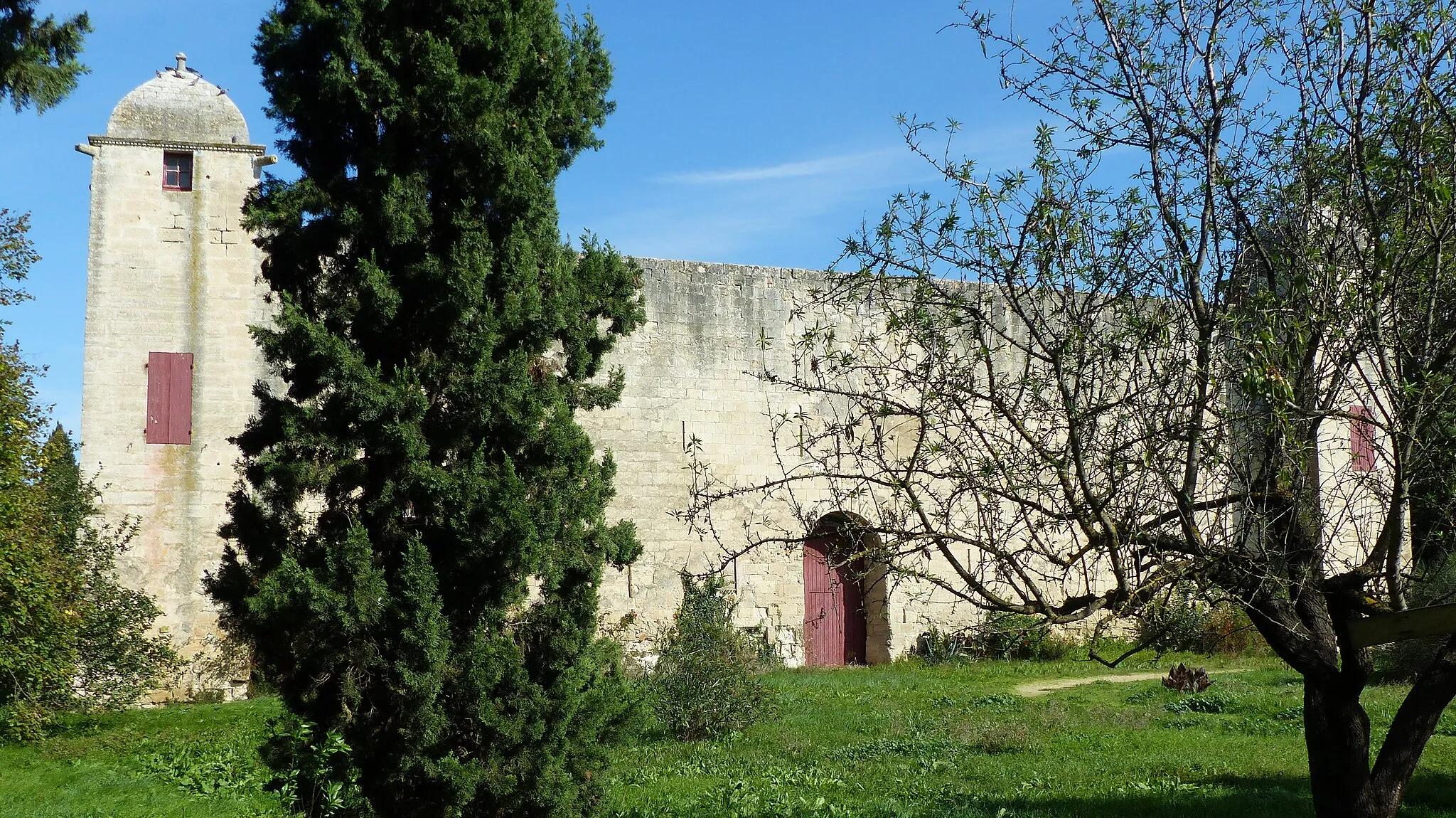 Photo showing: Fourques (Gard, Occitanie, France), originally a medieval castle but much later reworked and belonging to the Boissy d'Anglas family since 1810.