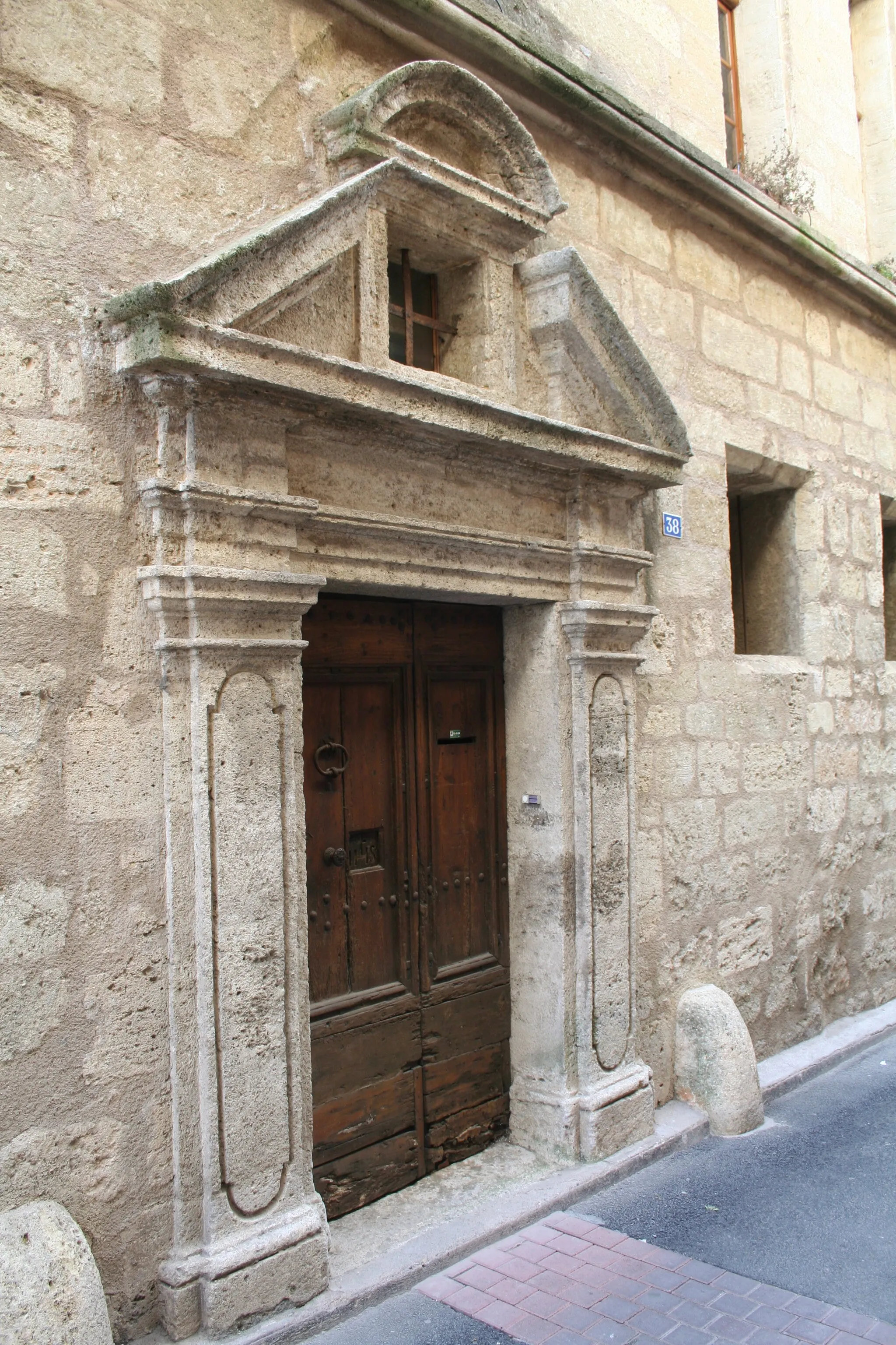 Photo showing: Montagnac (Hérault) - Hôtel de Rat - porte 1.