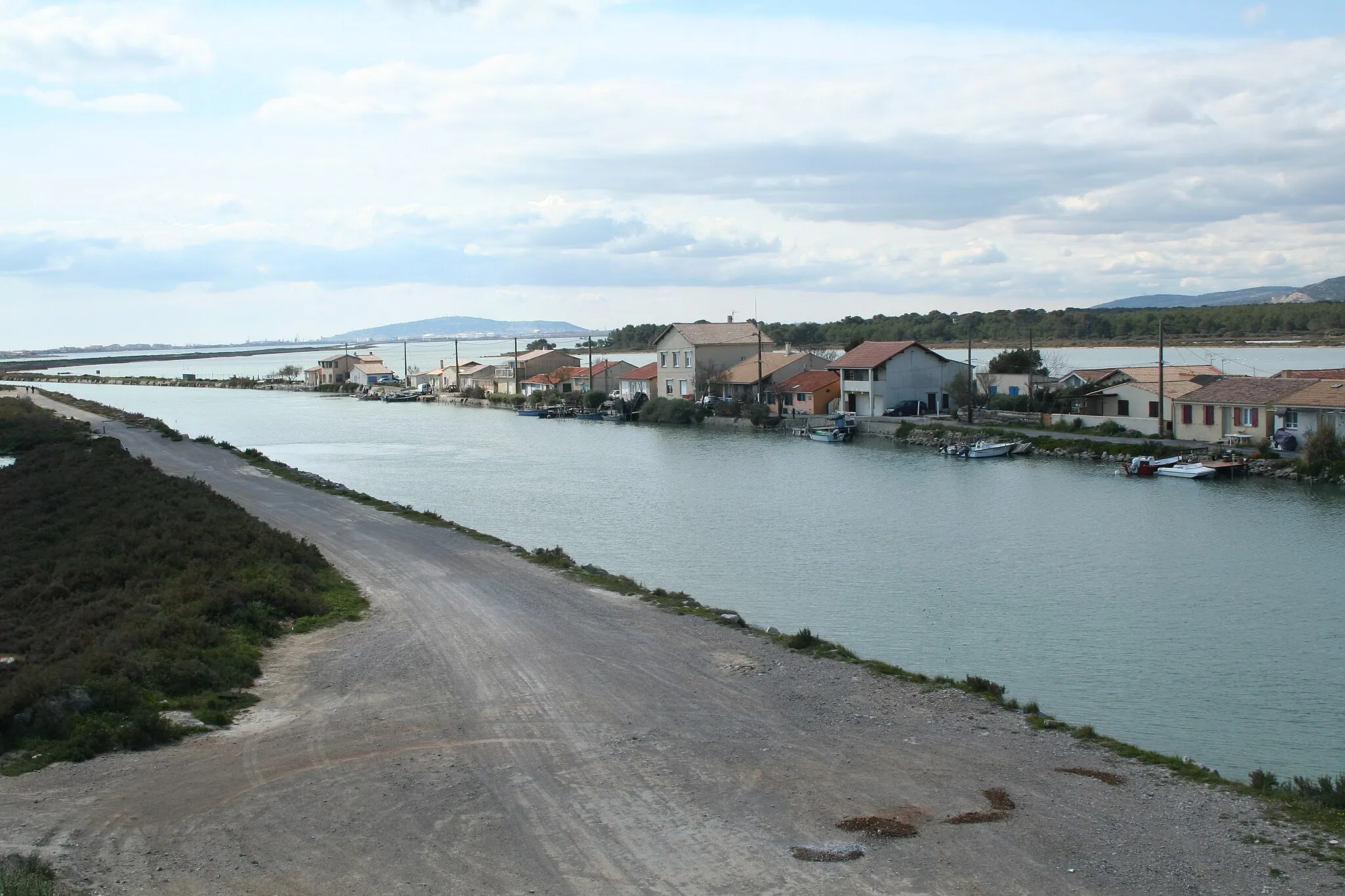 Photo showing: Vic-la-Gardiole (Hérault) - les Aresquiers, le canal du Rhône à Sète, les étangs.
Le Canal du Rhône à Sète aux Aresquiers, entre deux étangs, à la hauteur de Vic-la-Gardiole). À l'horizon, Sète.
