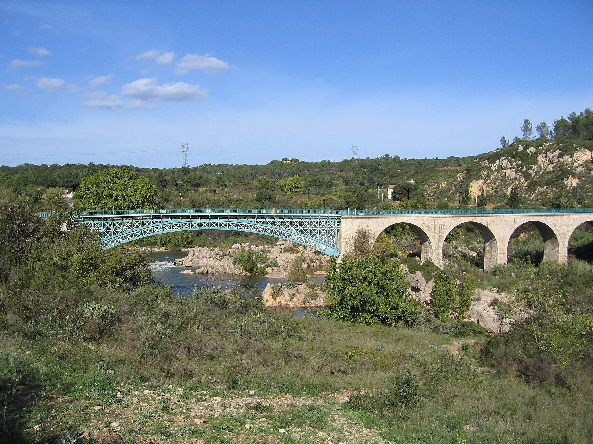 Photo showing: Chemins de fer de l'Hérault - Pont routier sur l'Orb vu depuis la gare de Réals entre Cazouls et Cessenon-sur-Orb.
