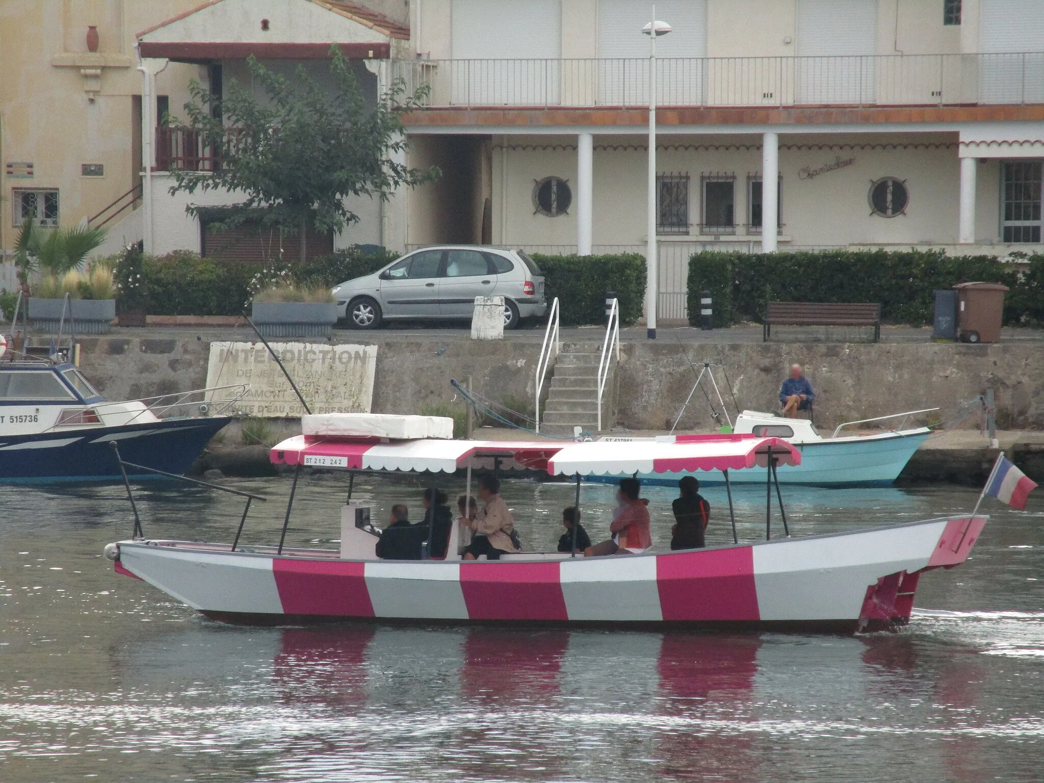 Photo showing: An unknow water taxi on the Hérault, in the Grau d’Agde, on July 30, 2015.