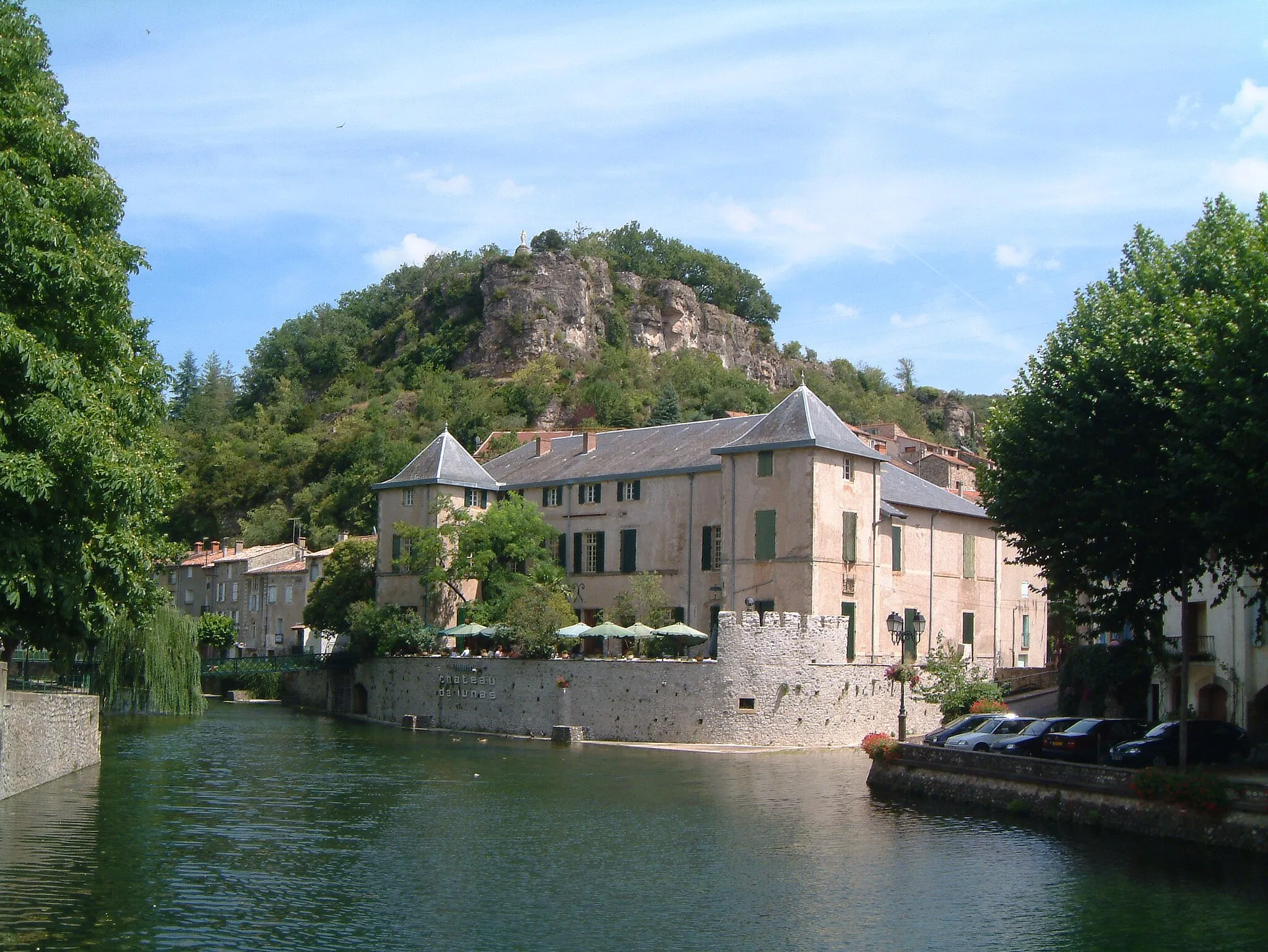 Photo showing: Château de Lunas (Restaurant) in en:Lunas, Hérault, en:France- Rivières de Gravezon (à gauche) et de Nize (à droite).
