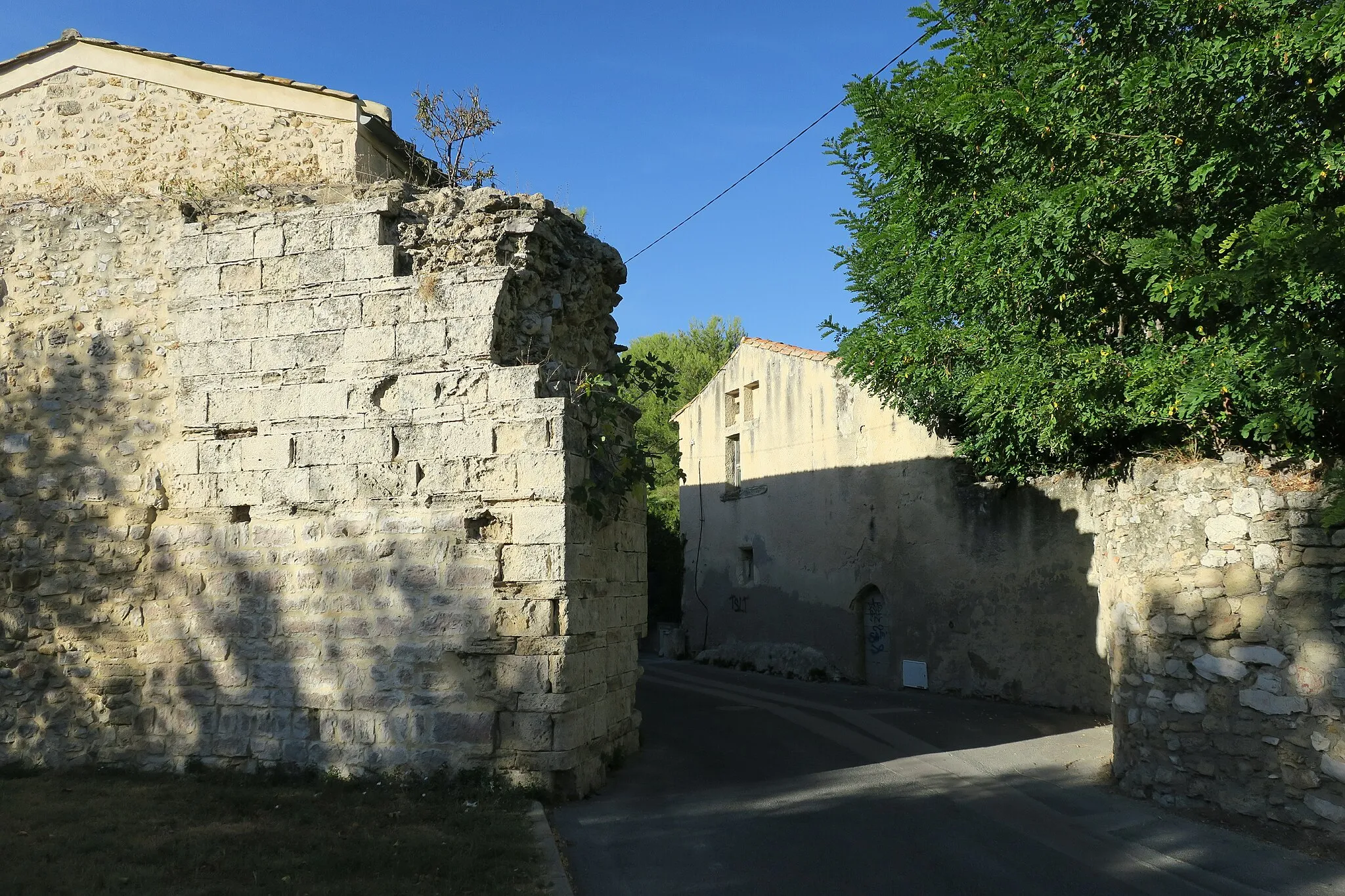 Photo showing: Lattes. Remains of "porte Lombarde", former gate on the medieval city walls. South side (outside the walls).