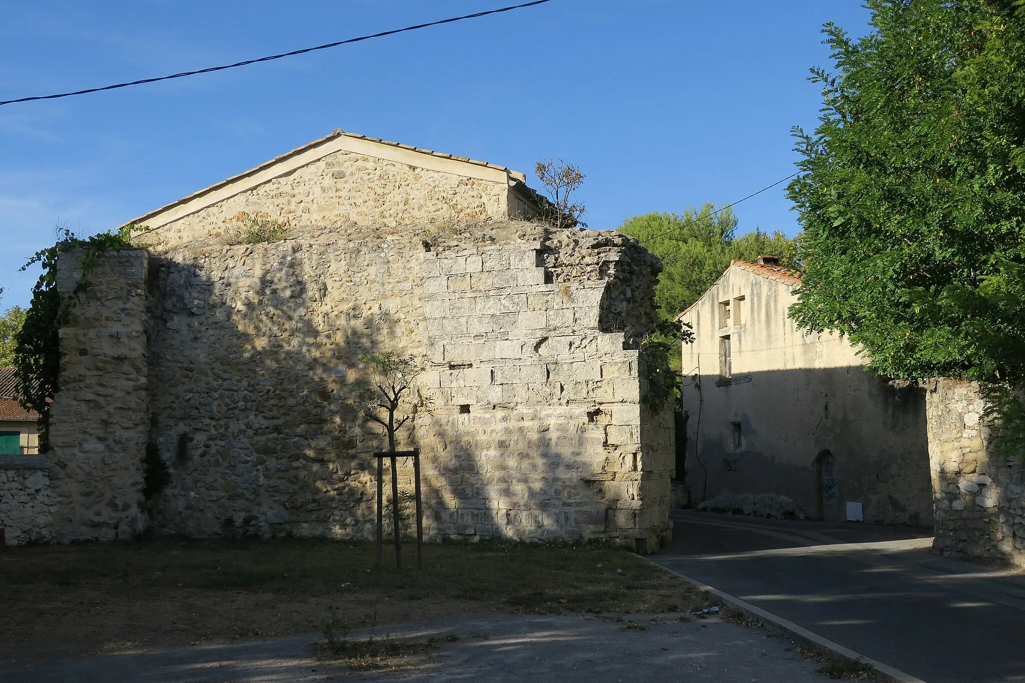 Photo showing: Lattes. Remains of "porte Lombarde", former gate on the medieval city walls. South side (outside the walls).