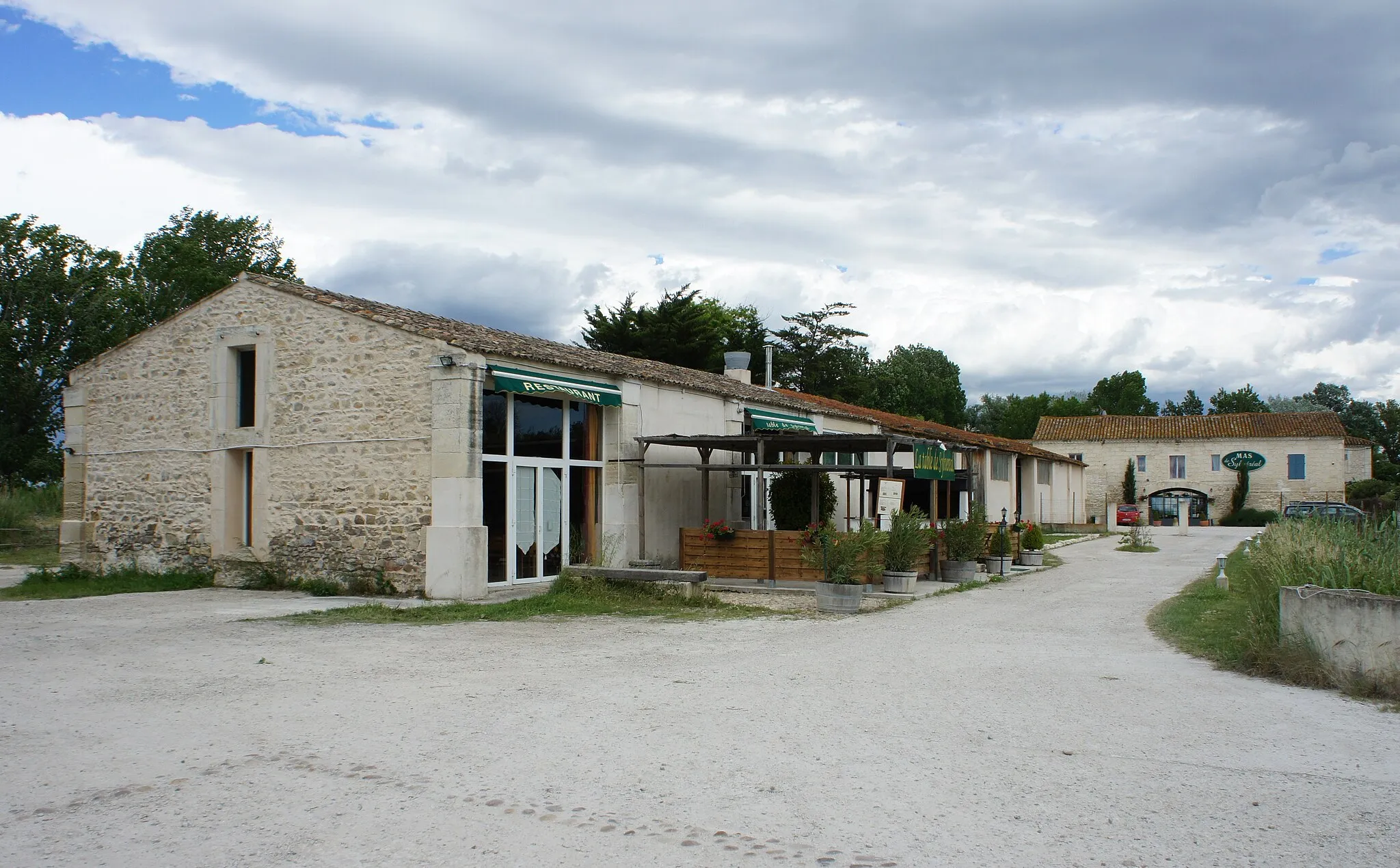 Photo showing: Der Mas de Sylvéréal rechts im Hintergrund. Vorne links das Restaurant " La table de Sylvéréal"