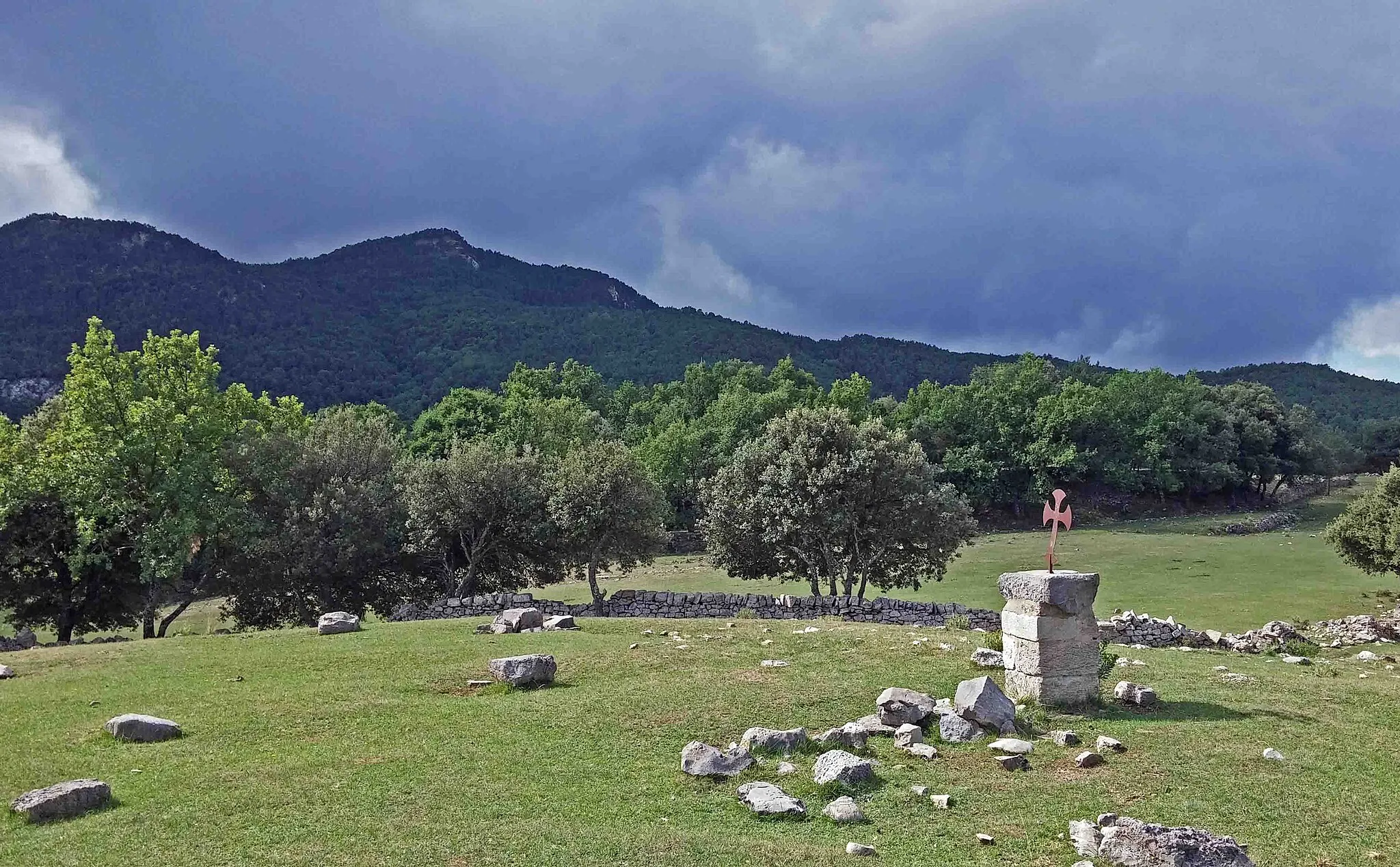 Photo showing: Paisatge muntanyenc de l'Alta Garrotxa, una comarca de Catalunya, des del poble perdut de Lliurona