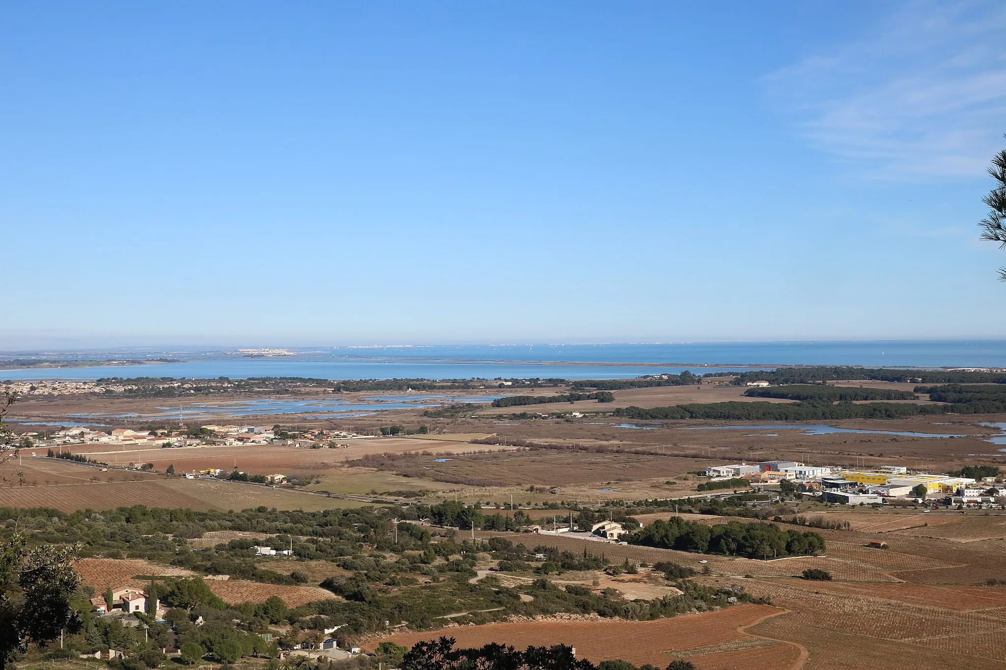 Photo showing: Frontignan (Hérault) - depuis le Puech Michel, vue sur le Golfe du Lion. On aperçoit : Vic-la-Gardiole, Maguelone, Palavas-les-Flots, Carnon, la Grande-Motte, le Grau-du-Roi et Port-Camargue.