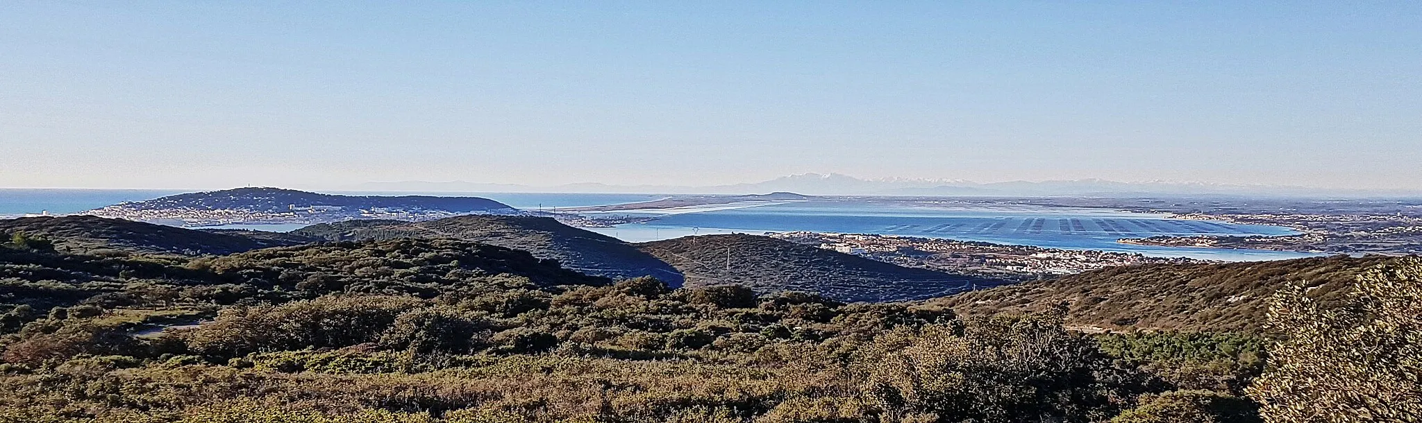 Photo showing: Vue sur le Massif des Pyrénées et le Canigou depuis le Roc d'Anduze