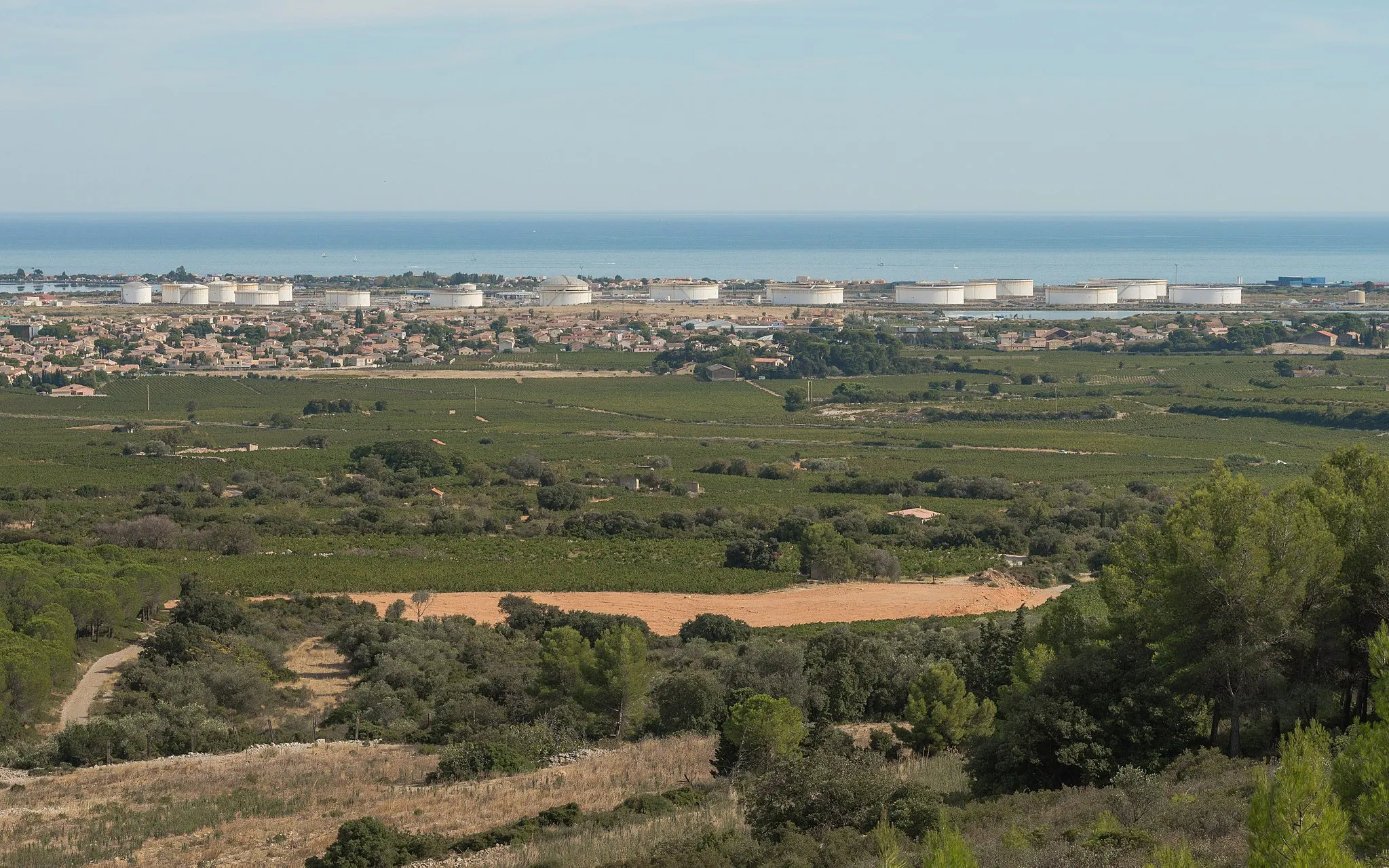 Photo showing: An oil depot of GDH (in french : Société de Gestion de Depot d'hydrocarbure), a subsidiary of BP. View from La Gardiole Mountain in Northwest. Frontignan, Hérault, France.