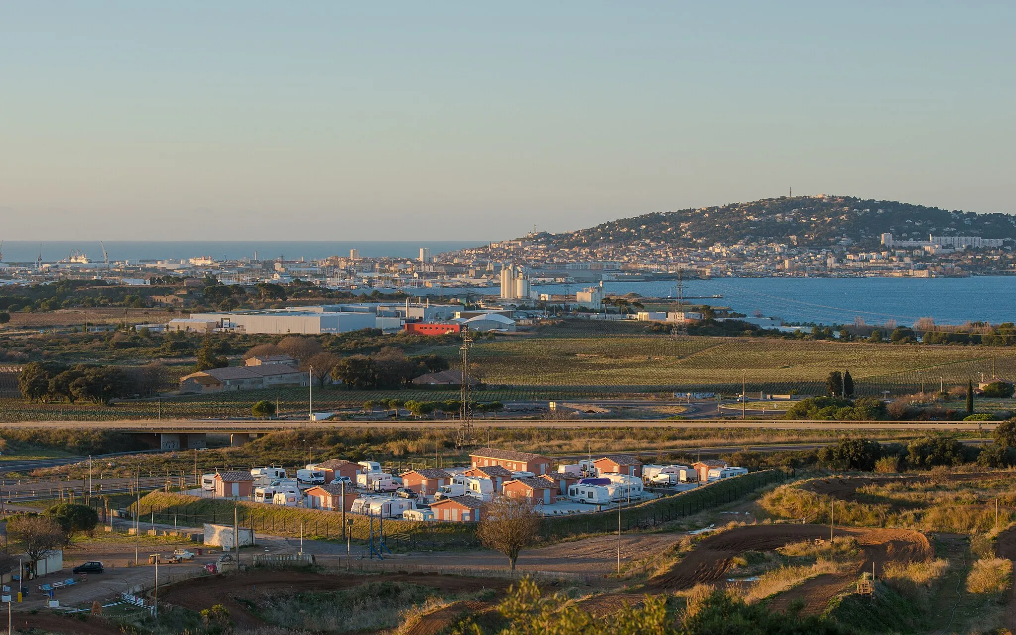 Photo showing: View from the La Gardiole Mountain. In the background a part of Sète, of the Étang de Thau and the Mediterranean Sea. Frontignan, Hérault, France.
