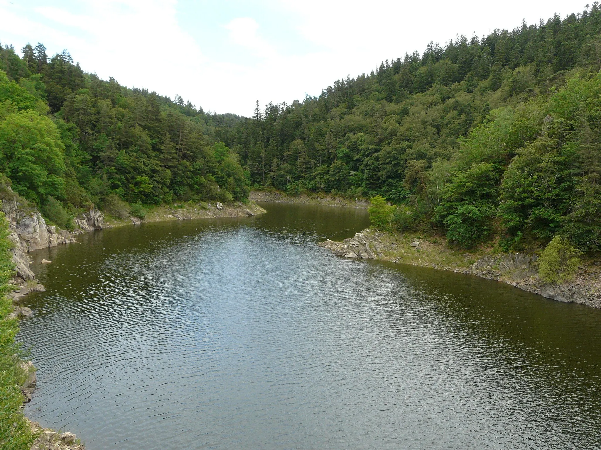Photo showing: Partie du lac de retenue du barrage de Grandval : le ruisseau d'Arcomie en amont du pont de la route départementale 13, entre Loubaresse (à gauche) et Faverolles (à droite), Val d'Arcomie, Cantal, France.