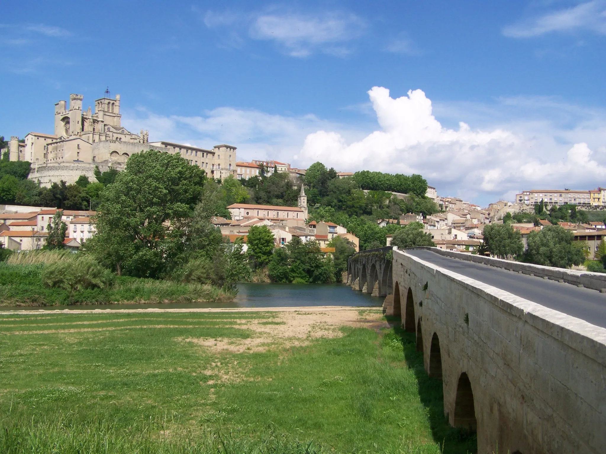 Photo showing: Sight of French city of Béziers (Hérault), its cathedral (Saint-Nazaire) and its Pont-Vieux bridge across the river Orb.