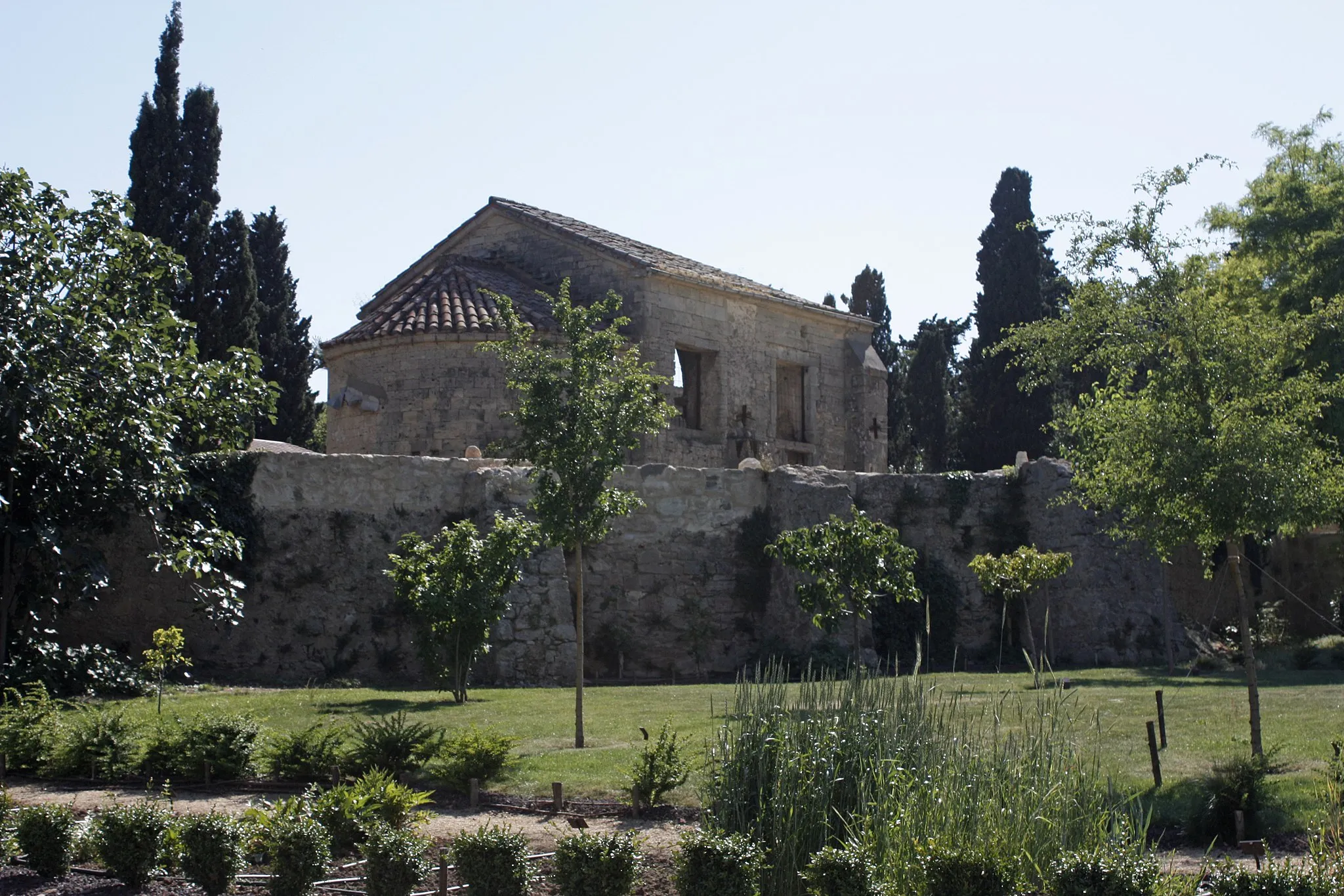 Photo showing: The orchard, just before the enclosure of the garden. In the background the ruins of the ancient chapel "San Joan dos Annels".