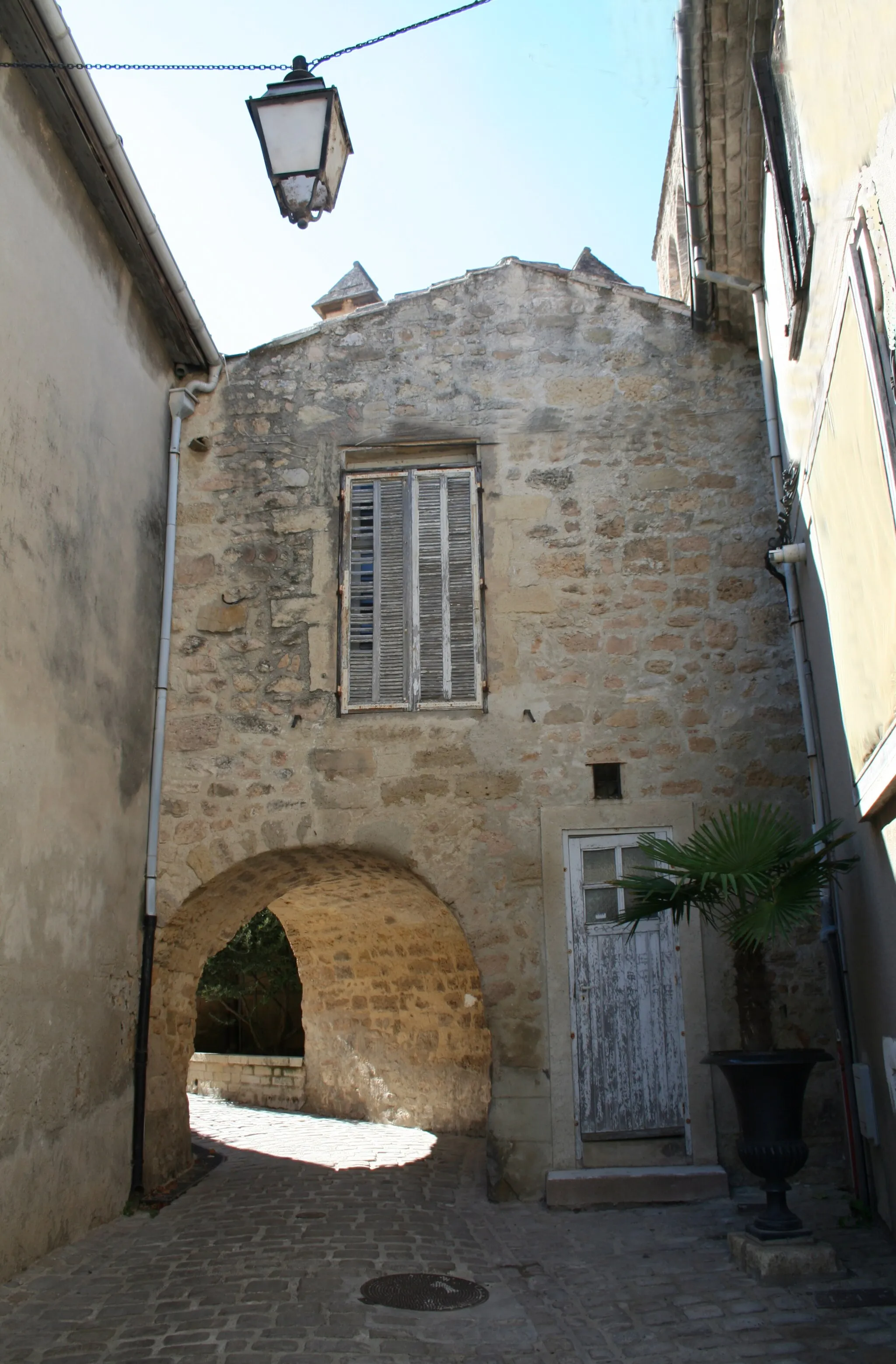 Photo showing: Mèze (Hérault) - Passage près de l'église.