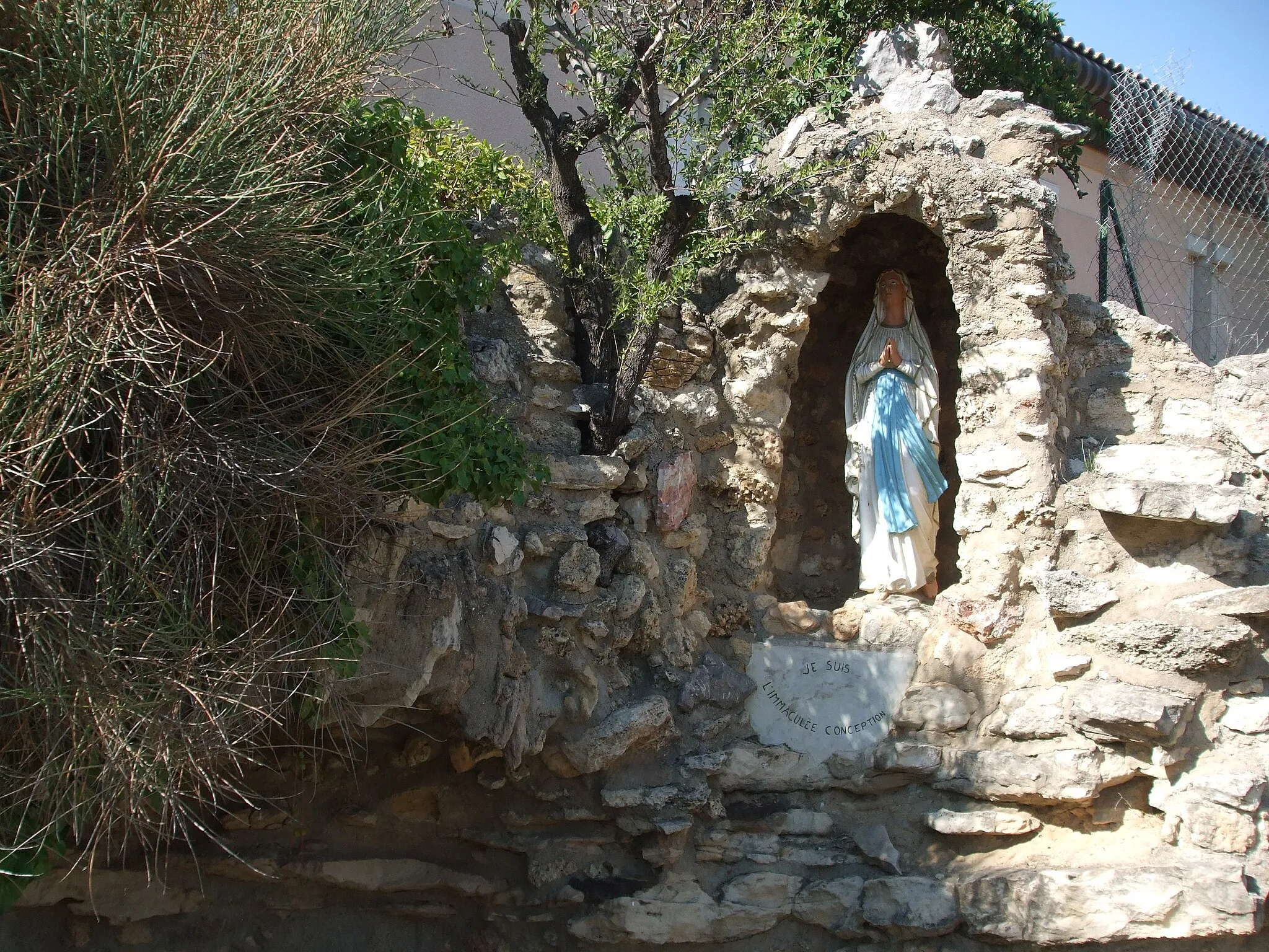 Photo showing: Reproduction de la grotte de Lourdes au sanctuaire Saint Joseph de Montrouge