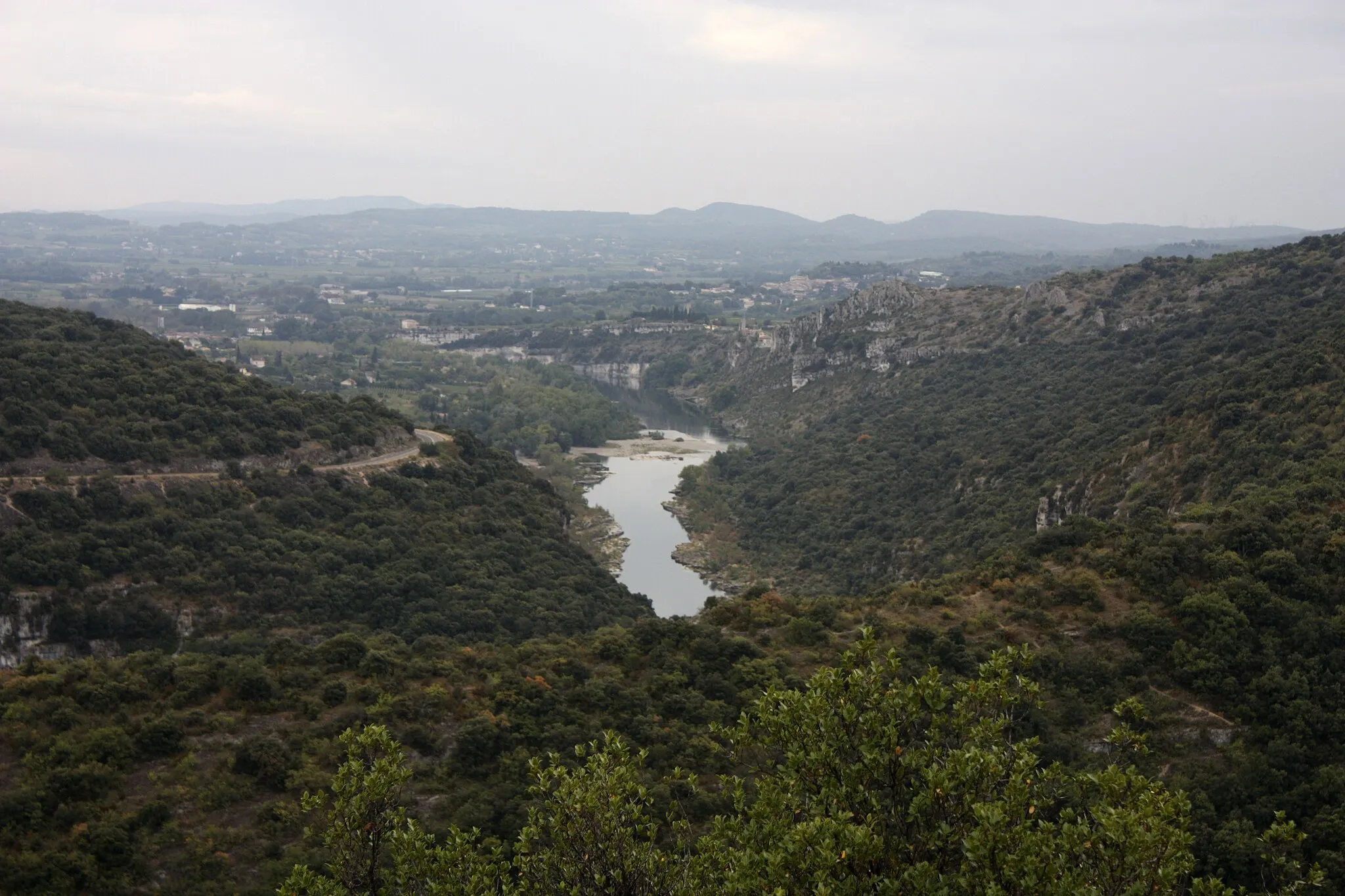 Photo showing: The outlet of the gorges, to Saint-Martin-d'Ardèche, from the Big Belvédère.