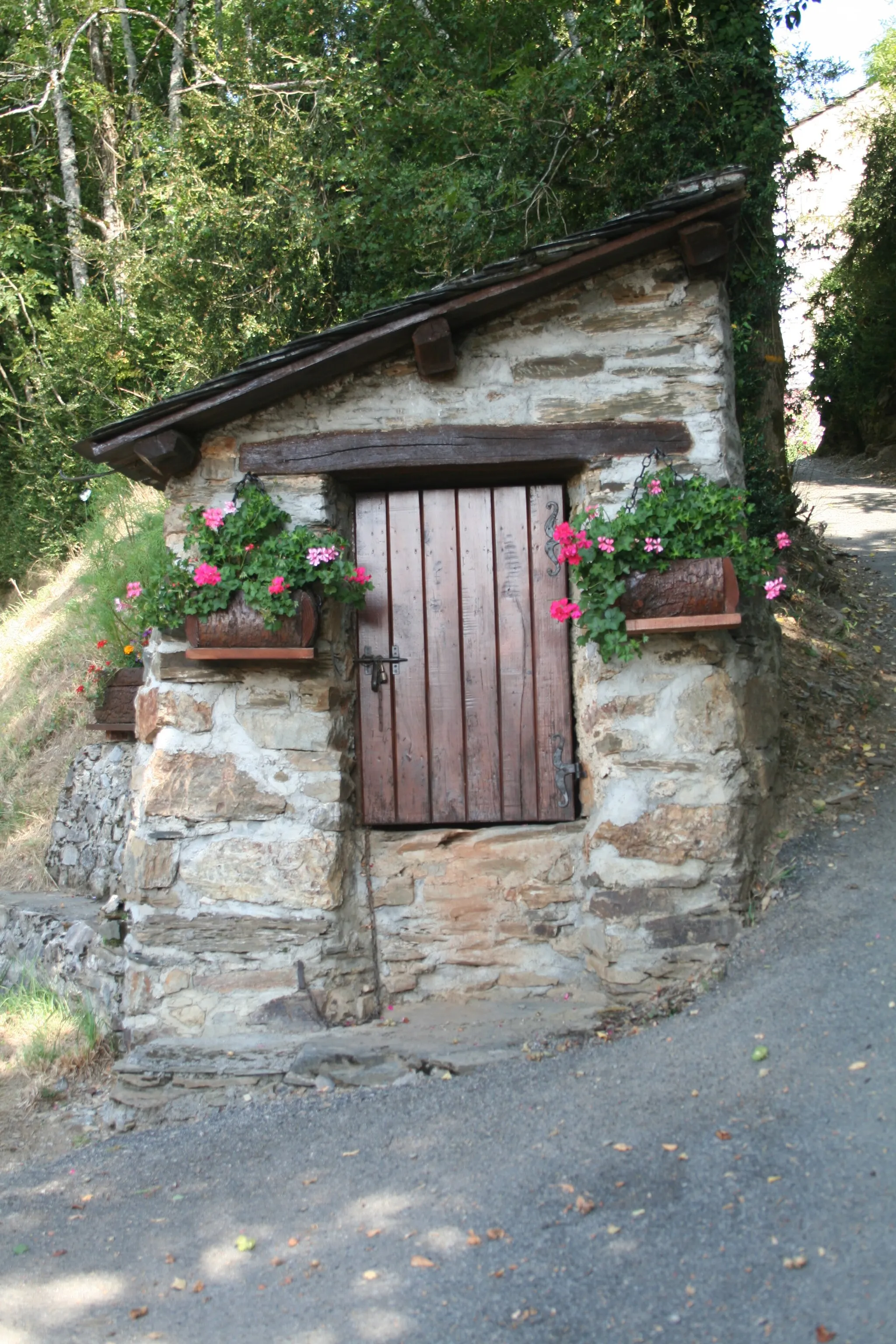 Photo showing: Senaux (Tarn) - ancien puits.