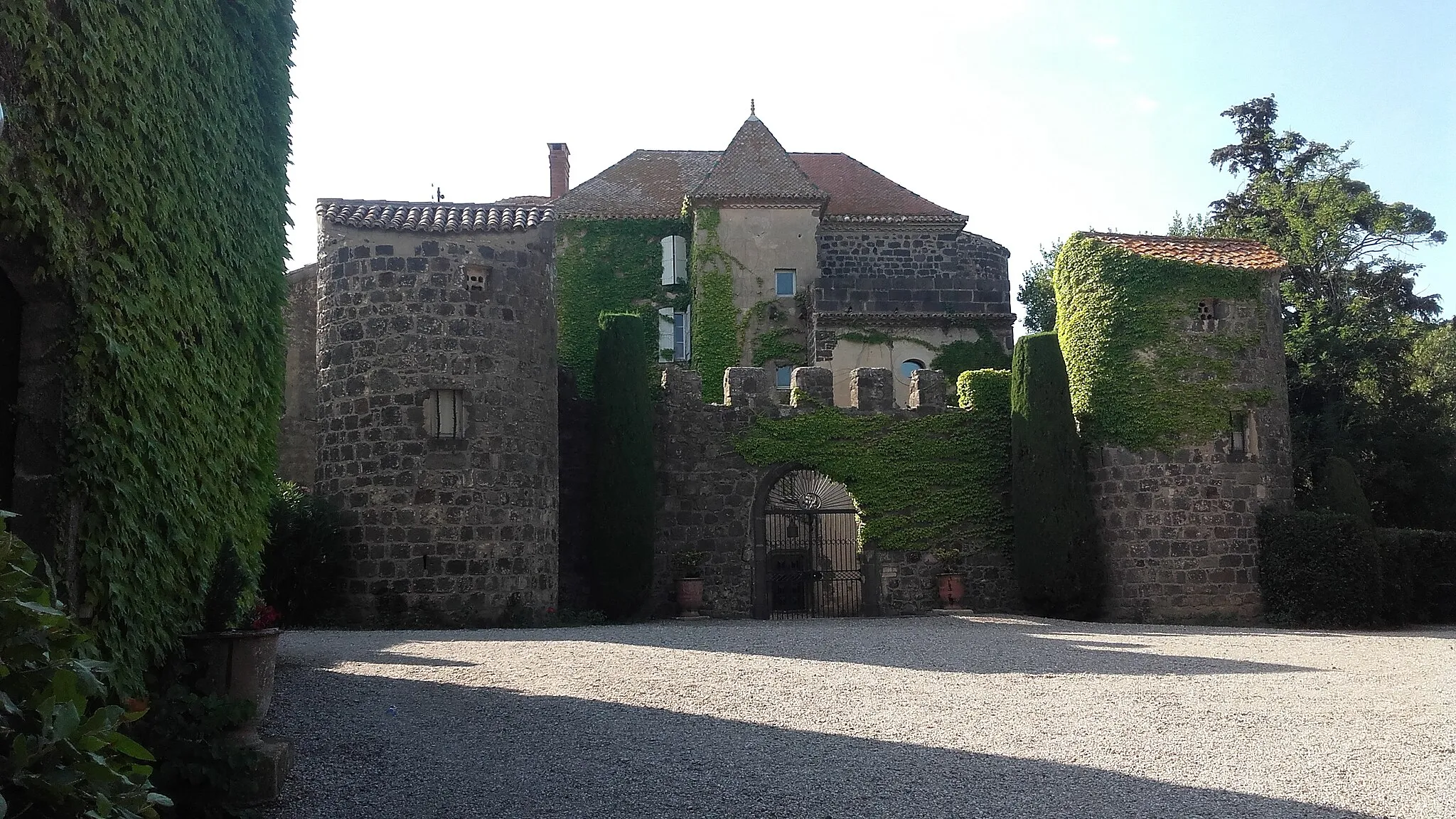 Photo showing: Château de Preignes-le-Vieux - Vue de la cour