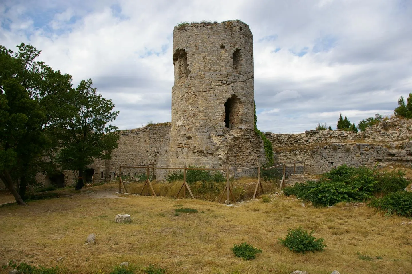 Photo showing: Chateau de Clermont-l'Hérault, the Tour Guilhem