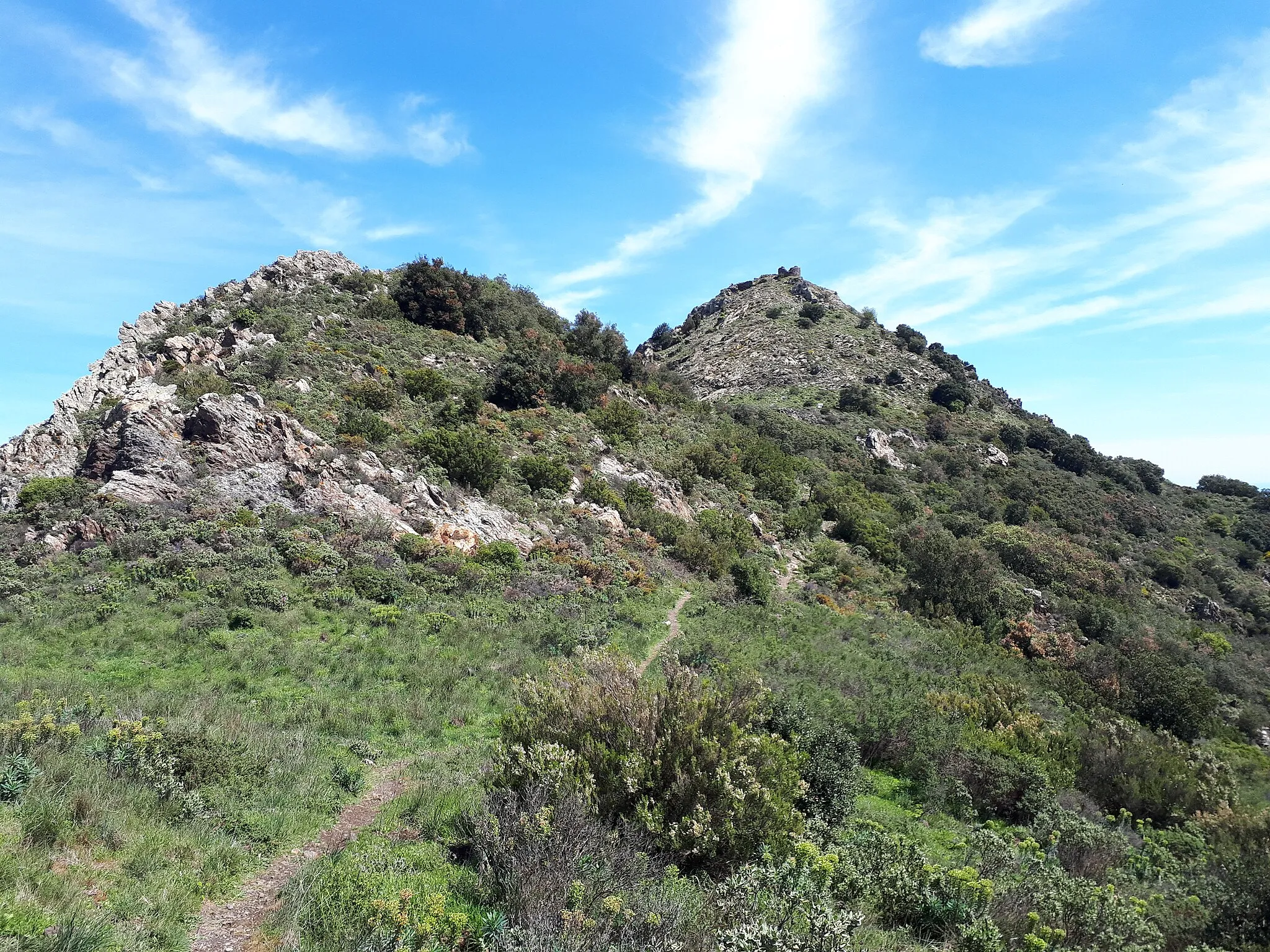 Photo showing: La tour de Querroig sur son sommet (altitude 672 mètres), vue du sud-ouest. Communes de Banyuls-sur-Mer et Cerbère, Pyrénées-Orientales (66).