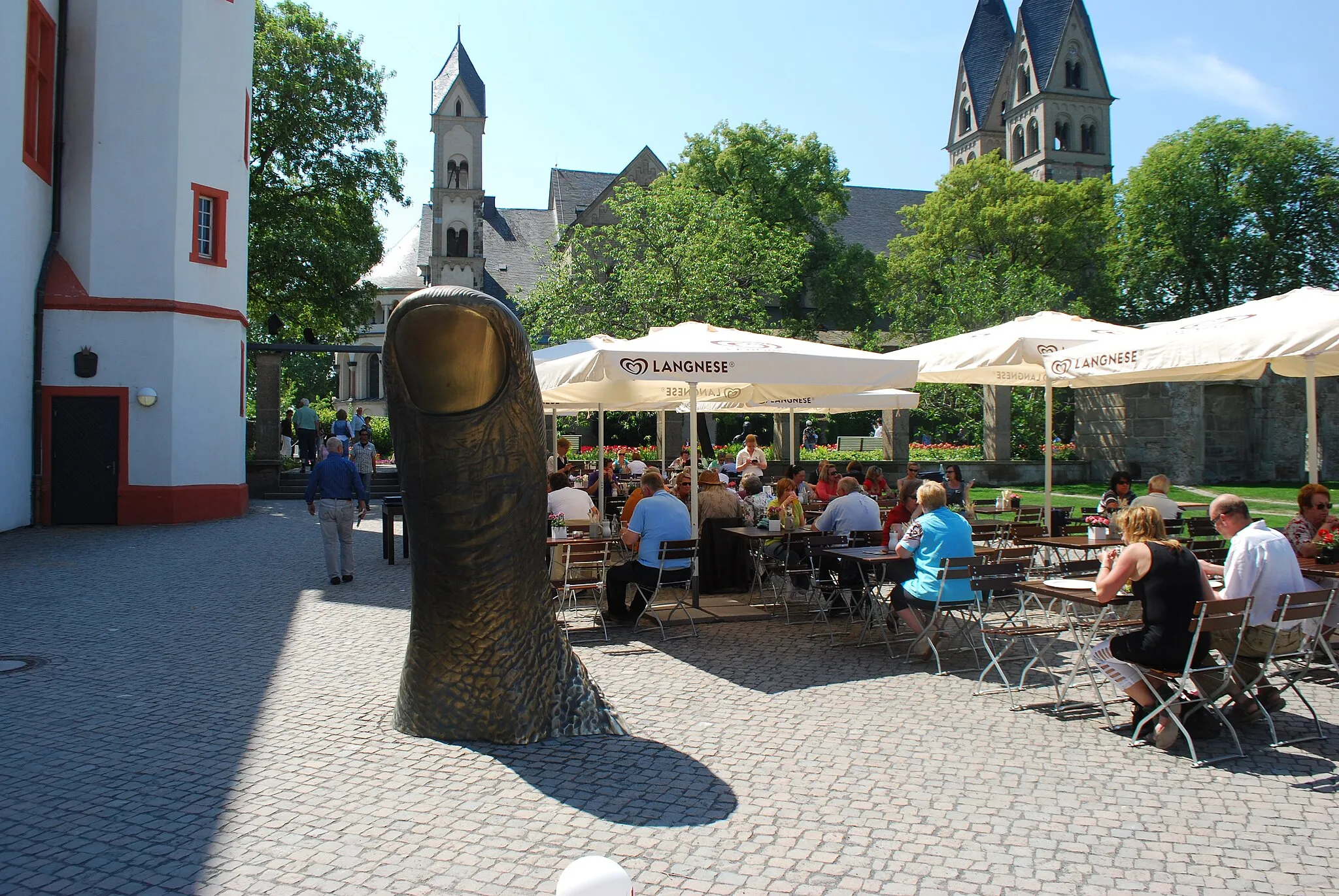 Photo showing: La terrasse du Musée Ludwig, devant la Deutschherrenhaus à Koblenz.