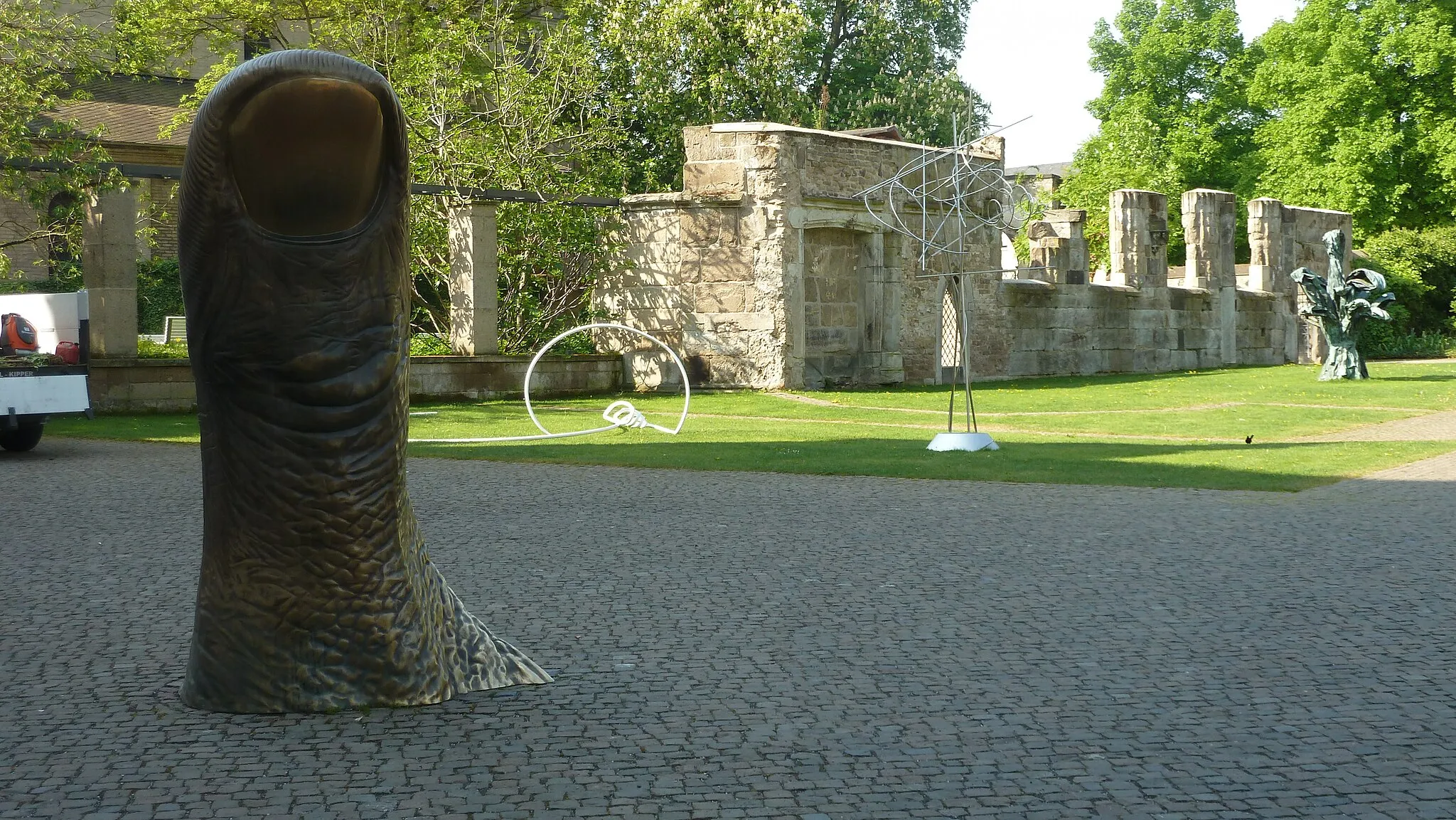Photo showing: Museum Ludwig in Koblenz, Blumenhof. From the right: Sculptures by Cesar, Malich (2) and Kremers