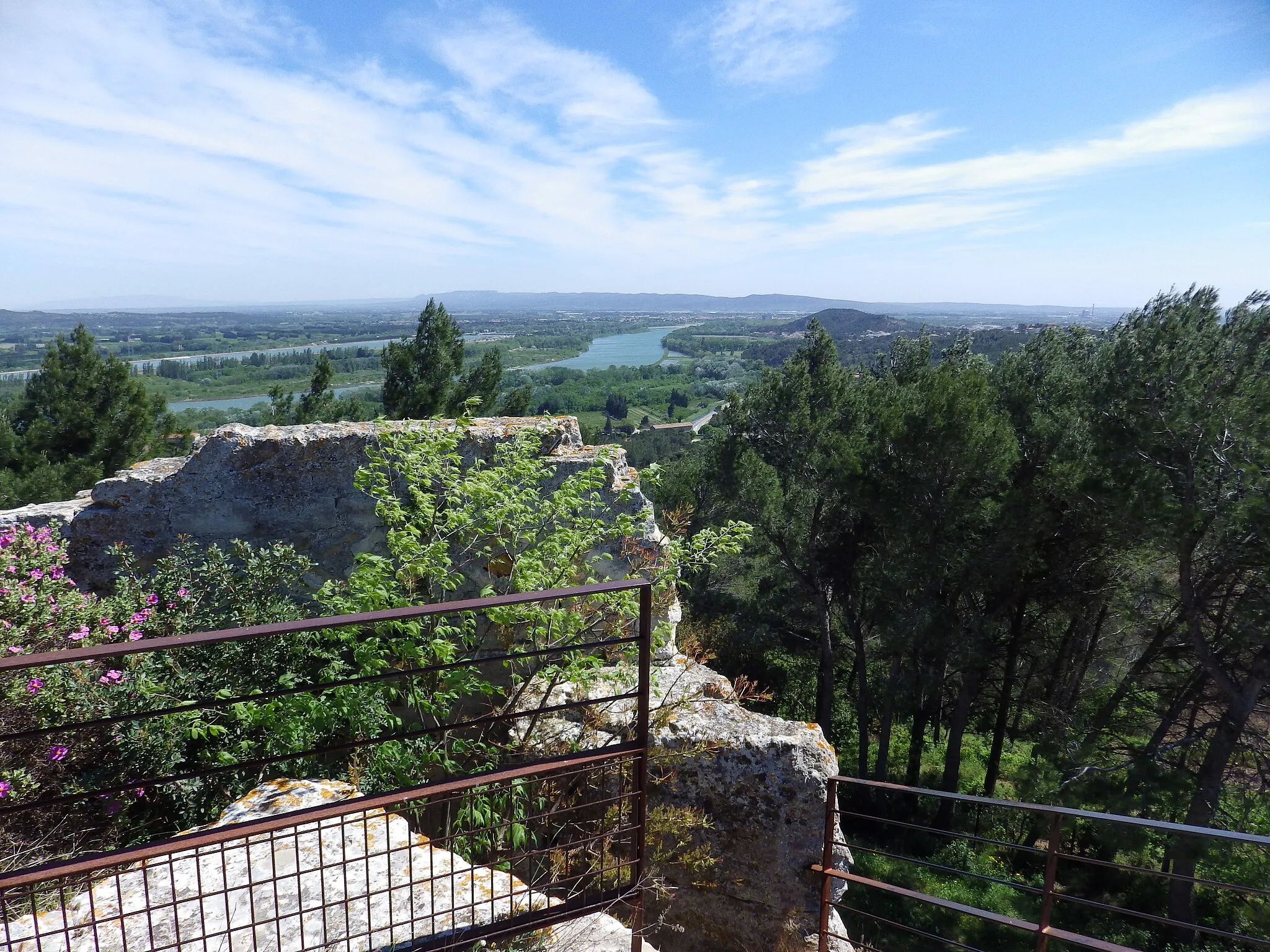 Photo showing: Abbey of Saint-Roman near Beaucaire in the Gard département of France: the flat top of the cave monastery with view over the Rhône River valley.