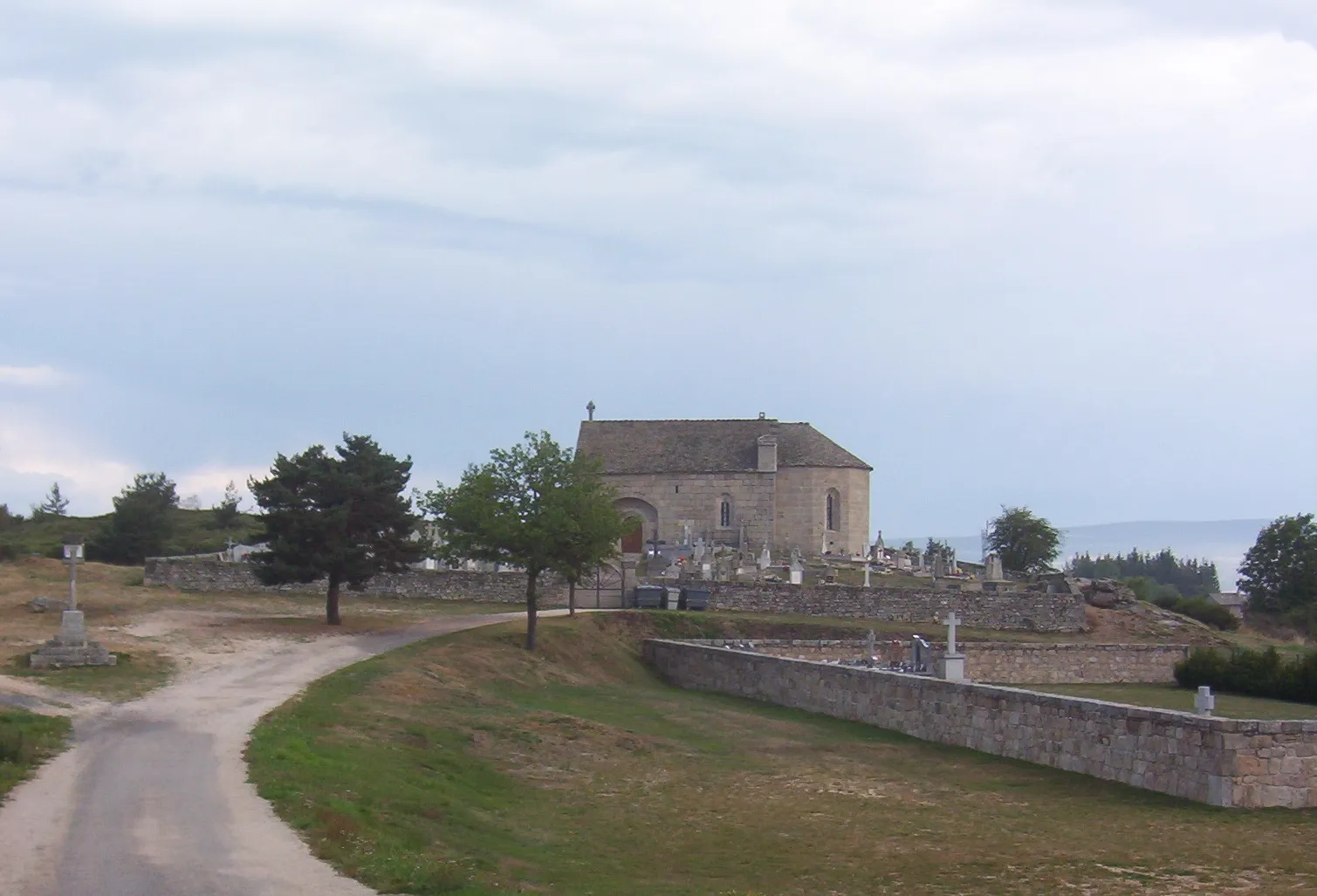 Photo showing: vue de l'église et du cimetière de Saint-Pierre-le-Vieux (Lozère)