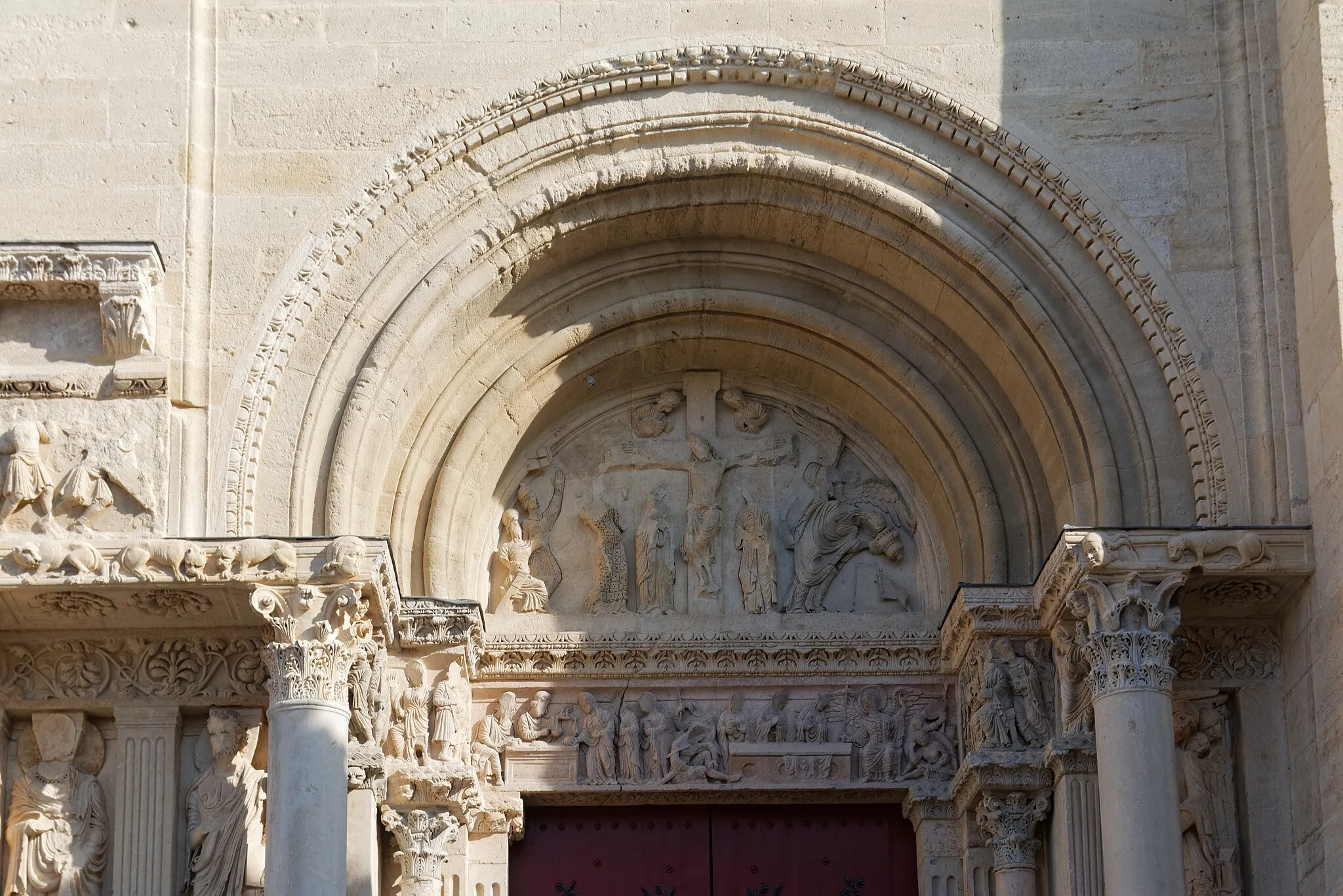Photo showing: Tympanum: Christ on the cross surrounded by holy women. The synagogue ruined by divine anger represents the advent of Christianity. Lintel Frieze: Jesus and Mary Magdalene, women buying perfume to wash the crucified, the holy women at the tomb guarded by sleeping soldiers, apparition (to Mary Magdalene) of the risen Jesus.