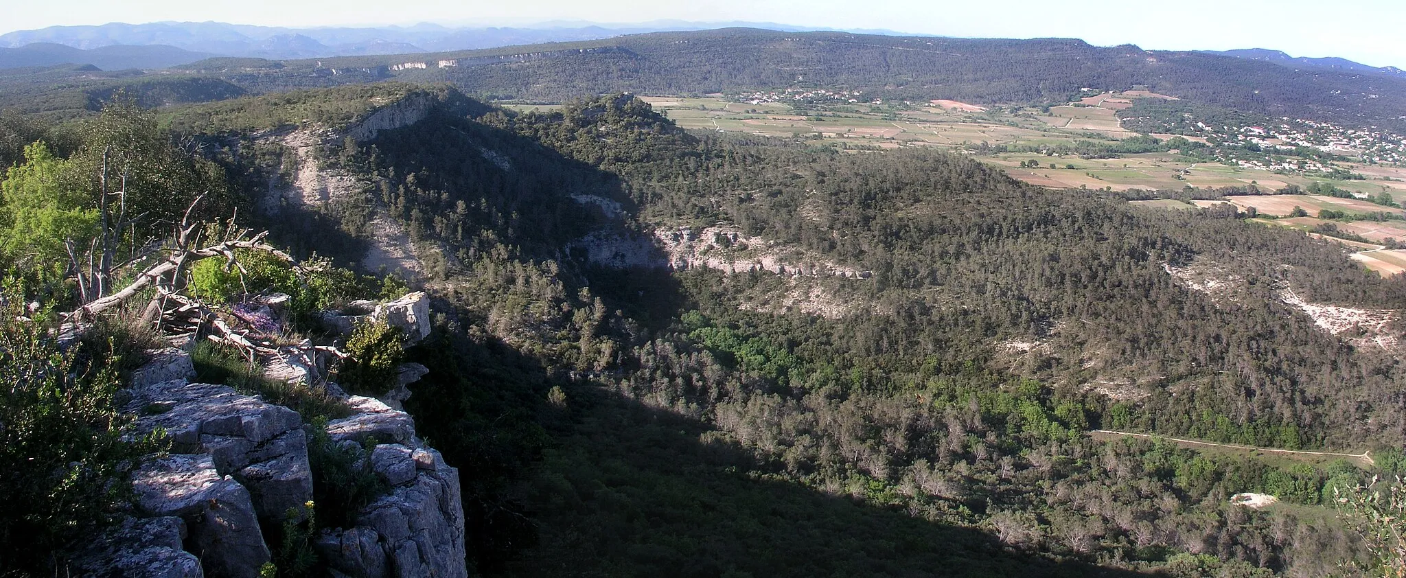 Photo showing: Vue depuis le rocher du Causse sur Claret (à droite), Hérault, France.