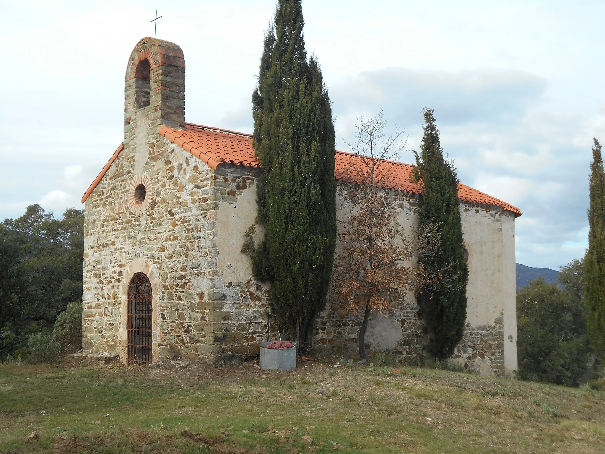 Photo showing: Frontis occidental i façana meridional de Santa Maria de Montoriol