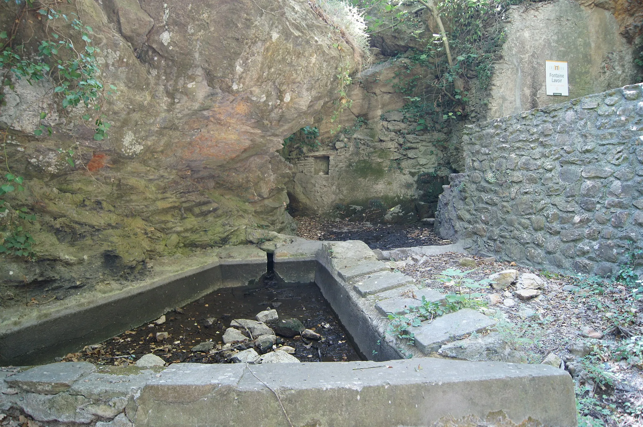 Photo showing: Ancien lavoir et fontaine en contrebas de Castelnou