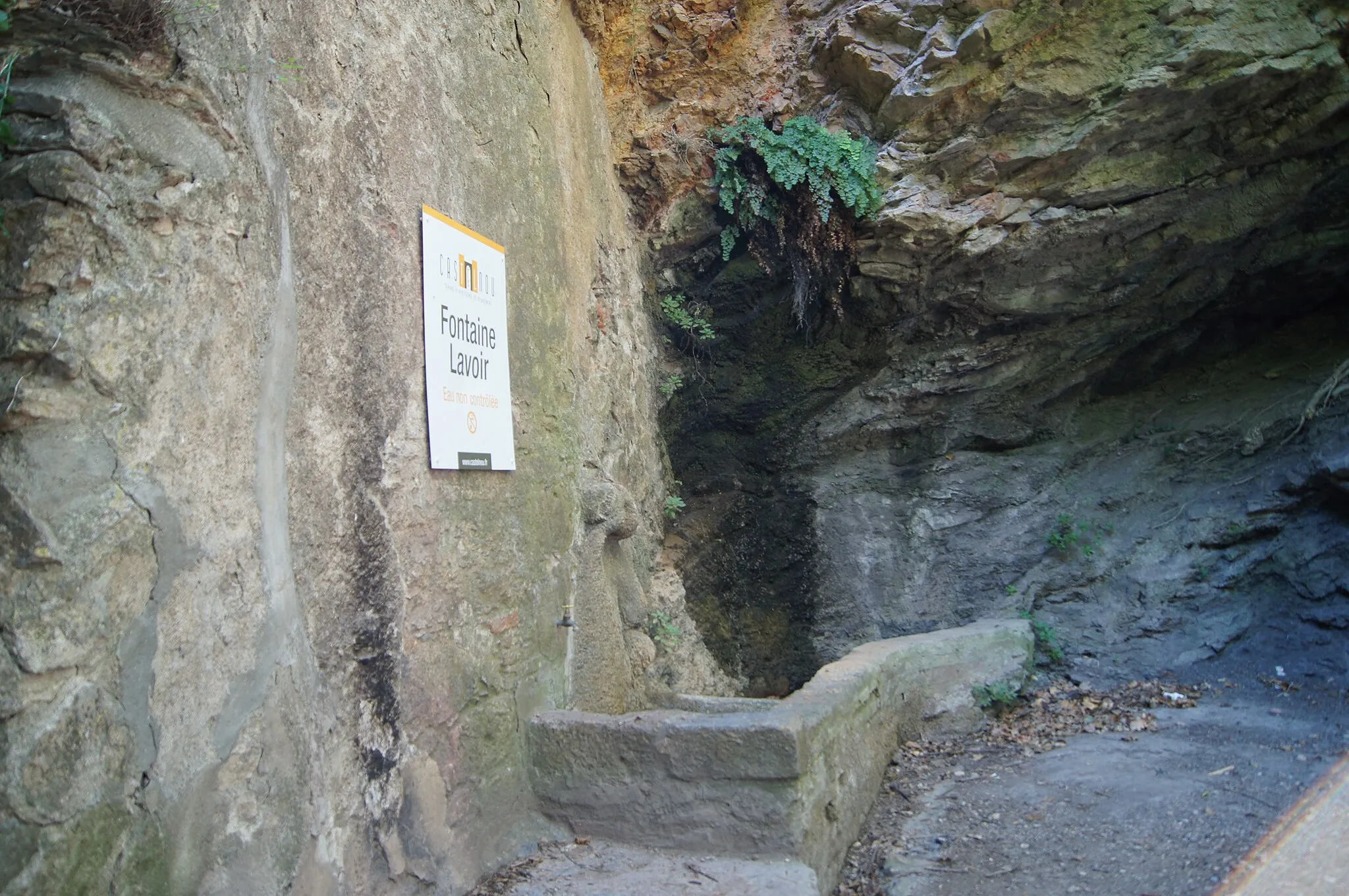 Photo showing: Ancien lavoir et fontaine en contrebas de Castelnou