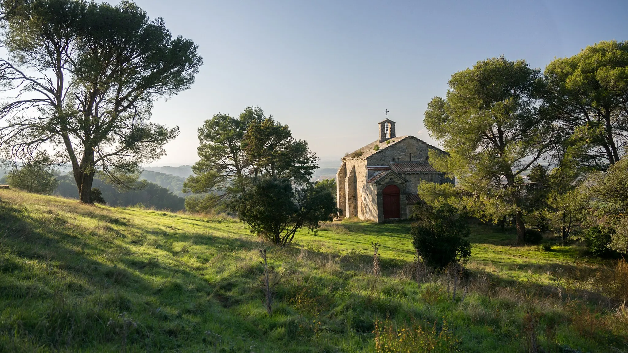 Photo showing: La chapelle de Notre-Dame du Château, construite à l'extrémité des Alpilles, domine le village de Saint-Etienne-du-Grès