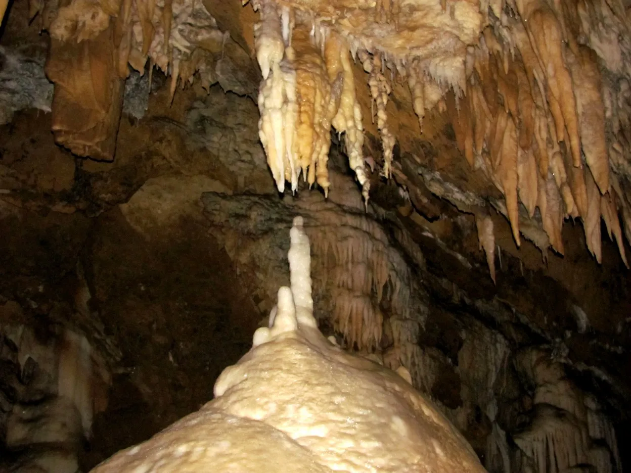 Photo showing: stalagmite et stalactite