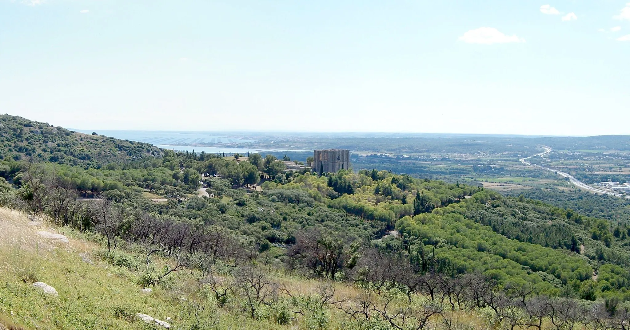 Photo showing: Gigean (France - Hérault) - Abbaye St Félix du Montceau et l'étang de Thau