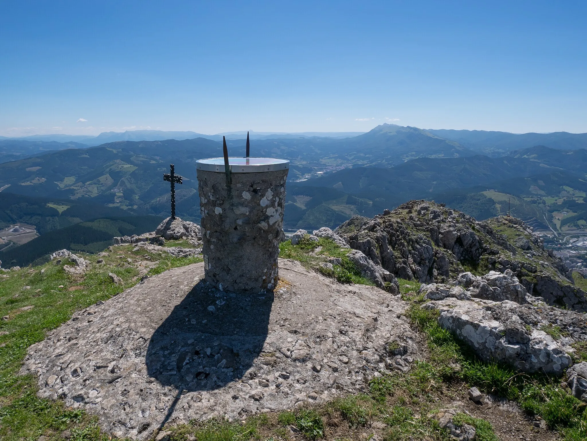 Photo showing: Summit cross and toposcope of Udalaitz mountain. Basque Country, Spain