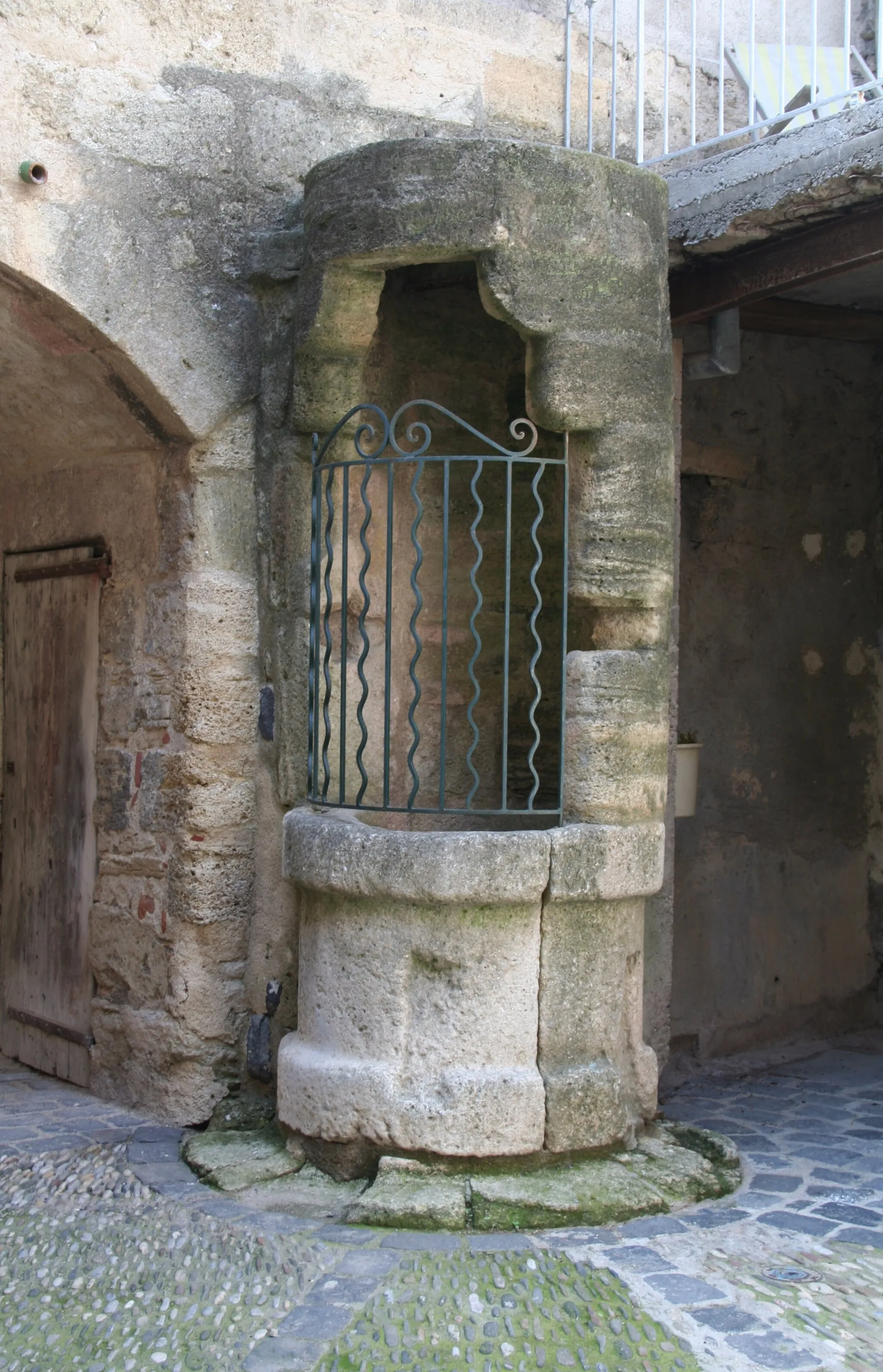 Photo showing: Caux (Hérault) - Puits (XVe siècle) dans la cour de la maison natale du général Causse.
