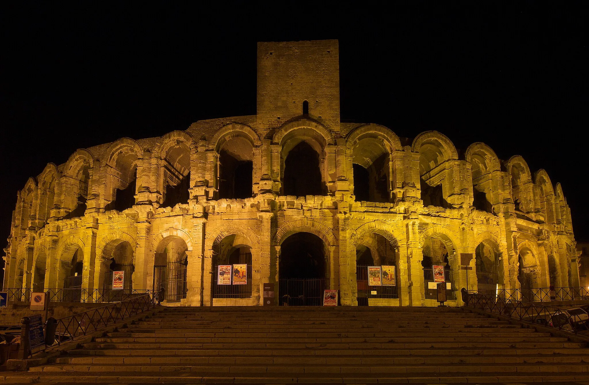 Photo showing: France: Arles Amphitheatre at night from North (renewed)