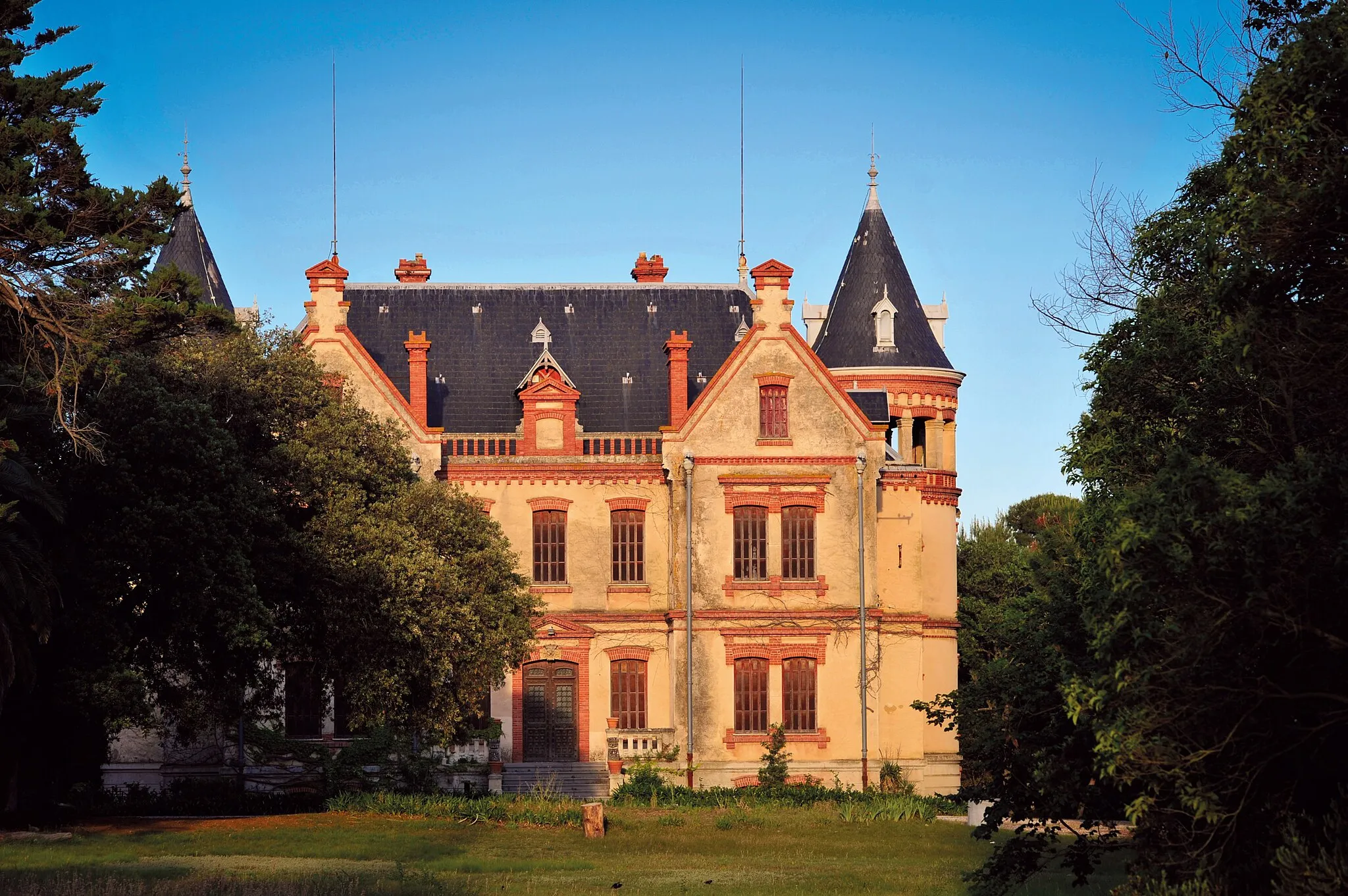 Photo showing: This building is indexed in the base Mérimée, a database of architectural heritage maintained by the French Ministry of Culture, under the reference PA66000032 .