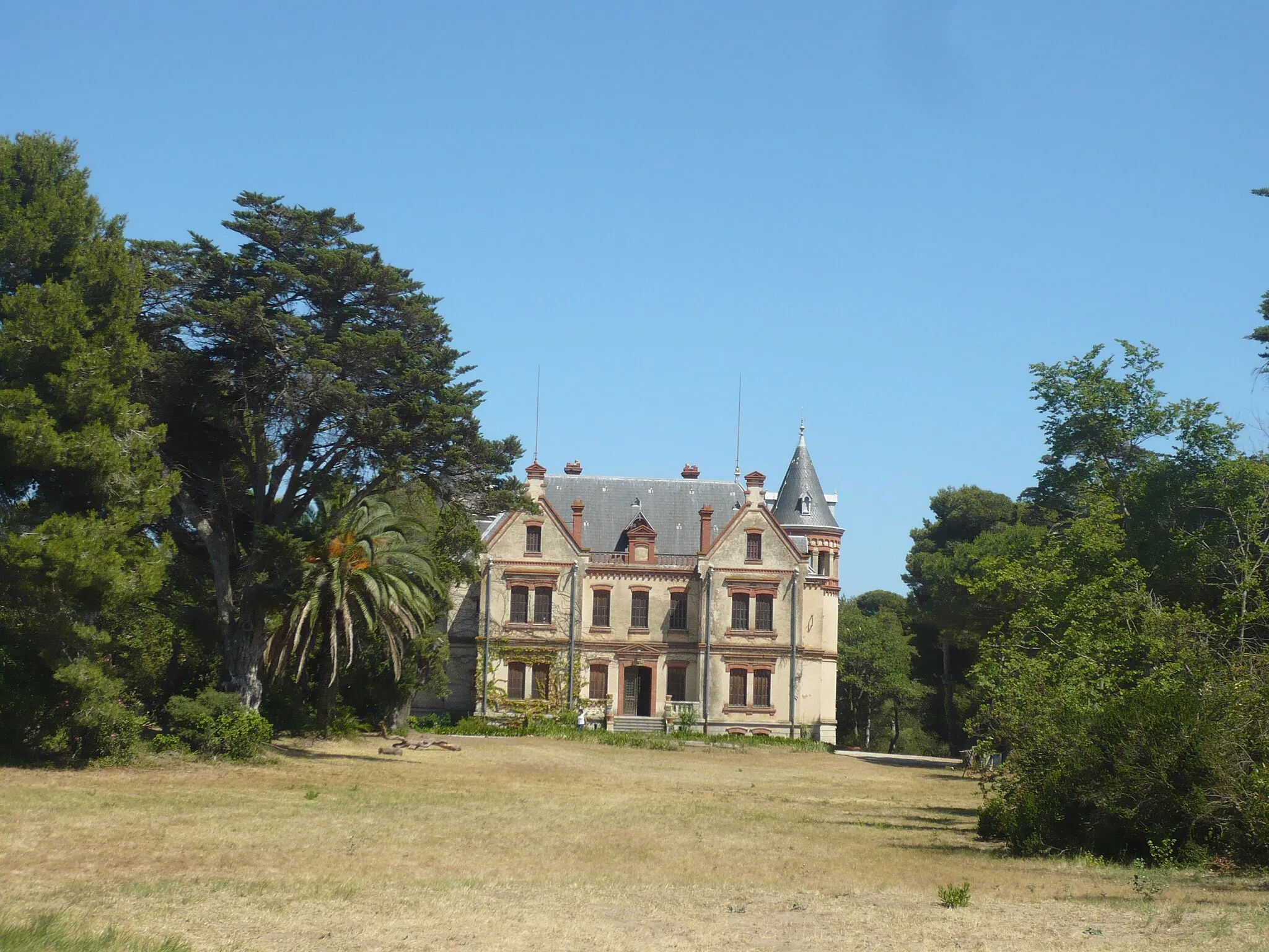 Photo showing: This building is indexed in the base Mérimée, a database of architectural heritage maintained by the French Ministry of Culture, under the reference PA66000032 .