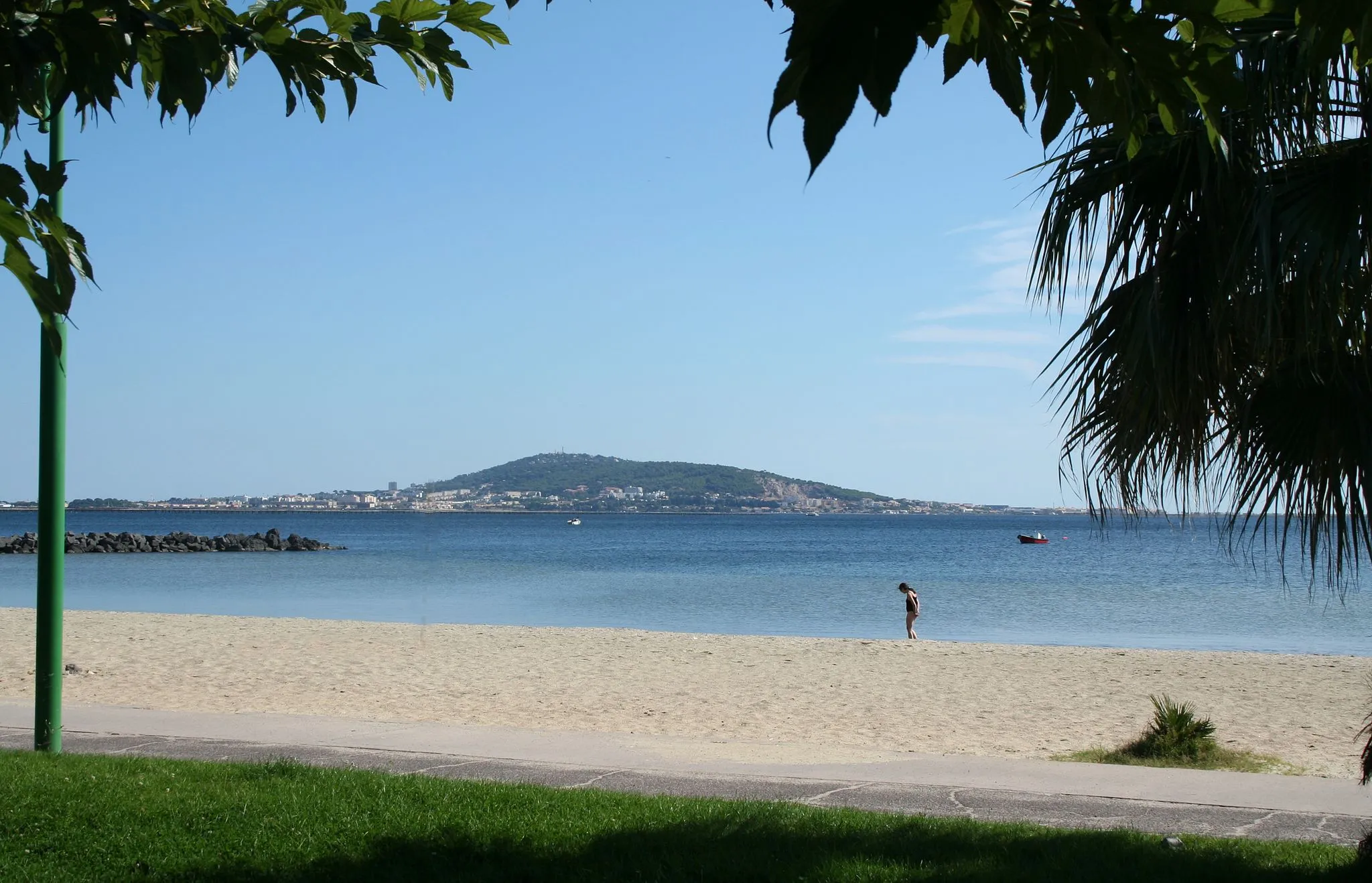 Photo showing: Mèze (Hérault) - Plage, étang de Thau et vue sur la colline de St-Clair (Sète).